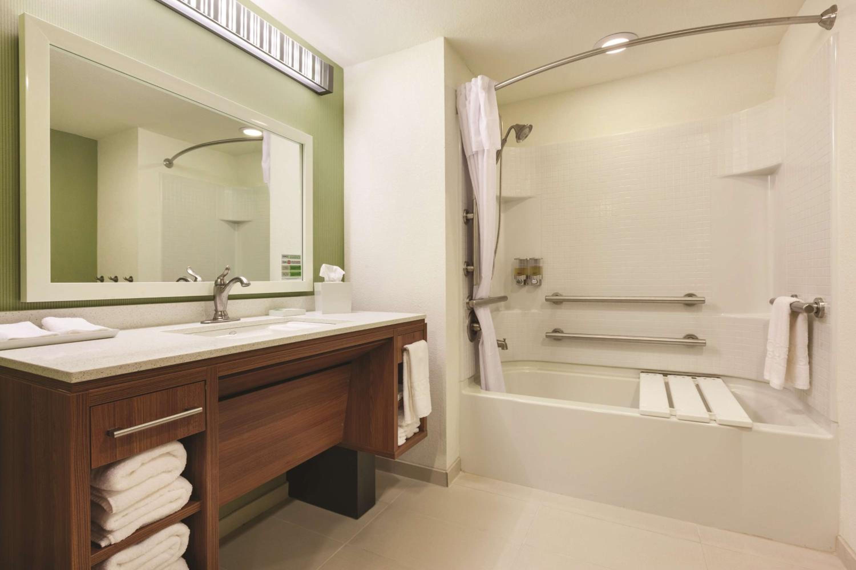 Queen Studio with Two Queen Beds - Mobility Access/Non-Smoking photo 2