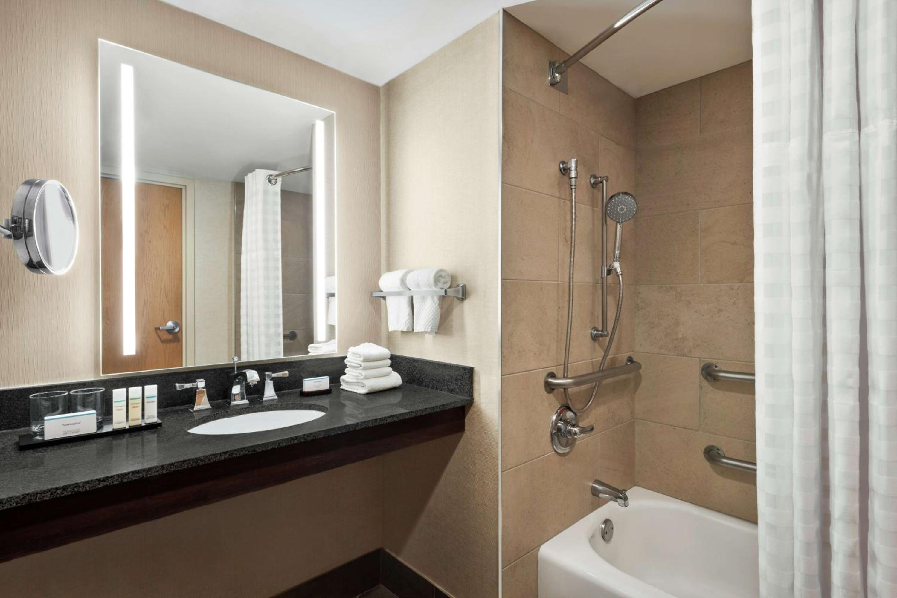 King Suite with Bath Tub - Disability Access/Non-Smoking  - Photo 5
