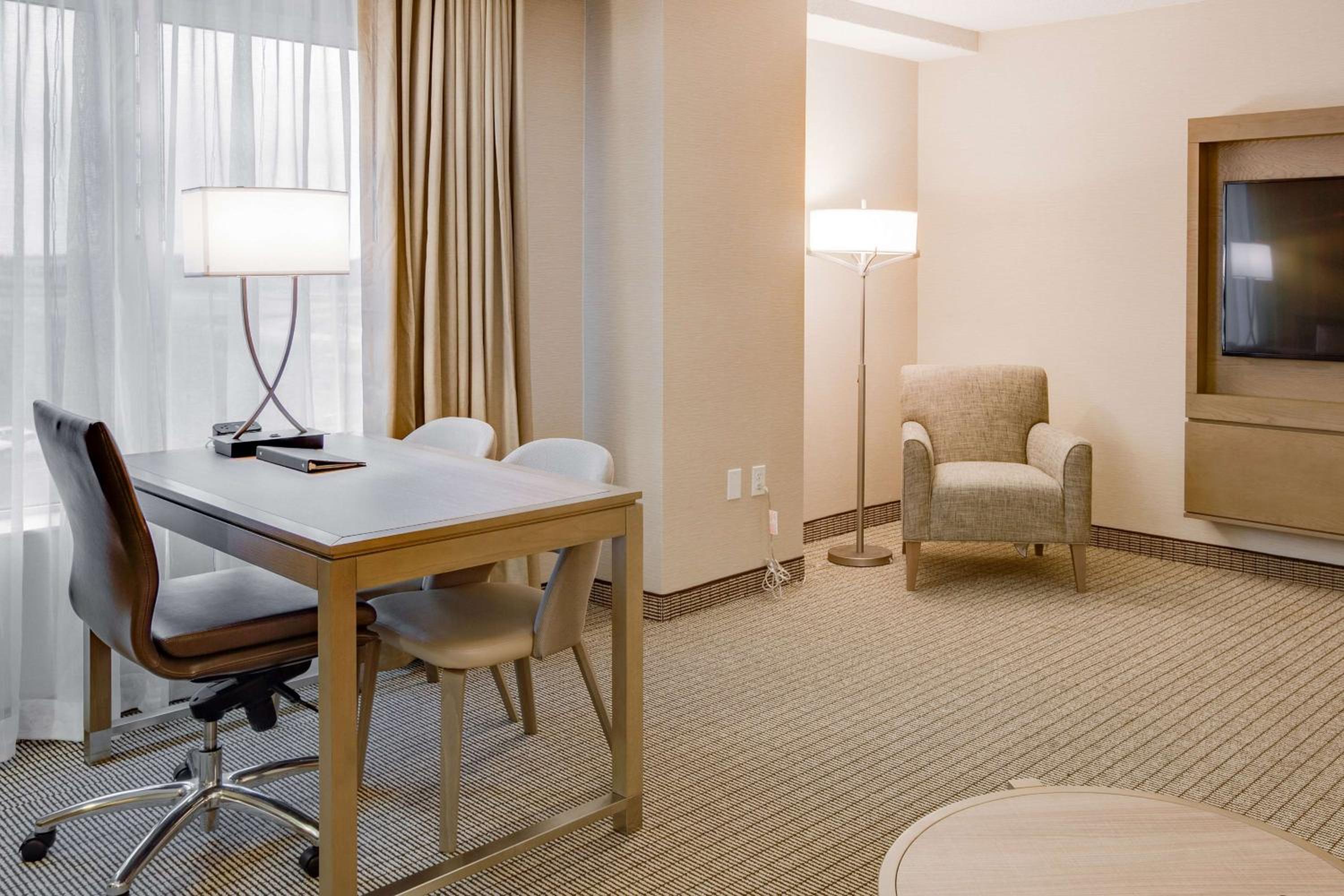 Executive King Suite - Non-Smoking - Photo 3