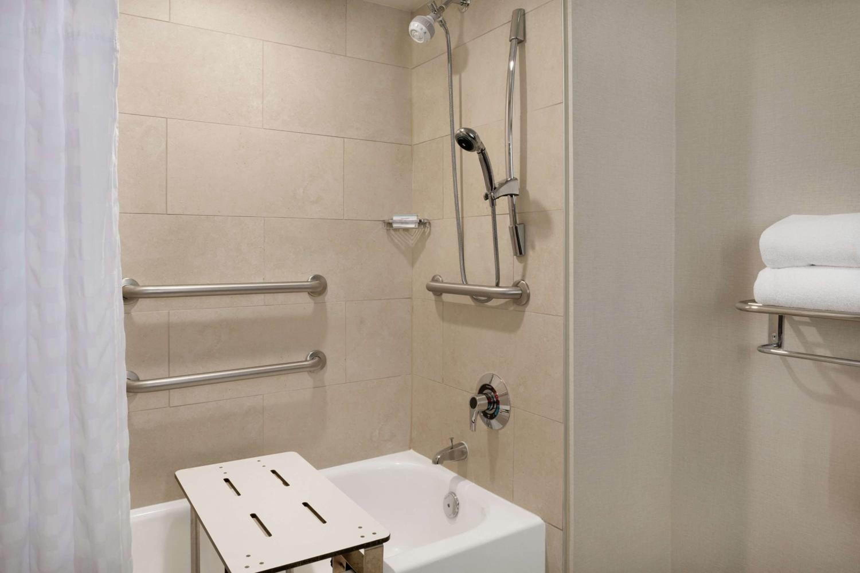 King Suite with Bath Tub - Disability Access/Non-Smoking  - Photo 3