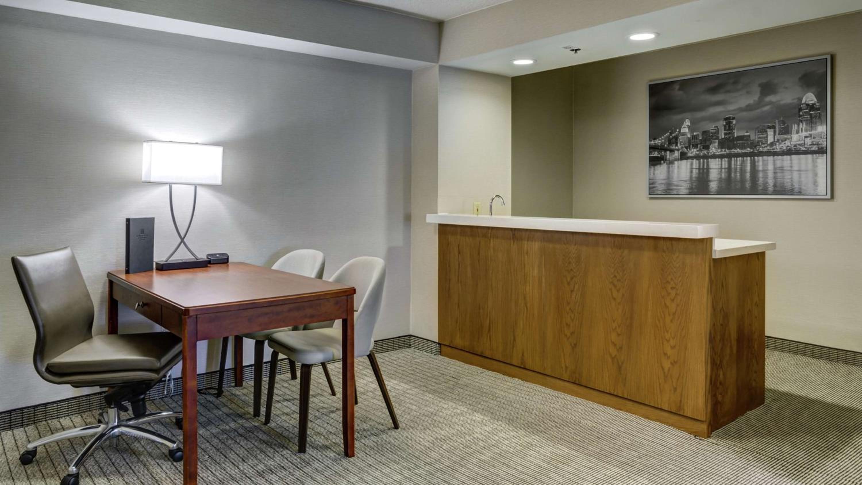 Executive King Suite - Non-Smoking - Photo 2