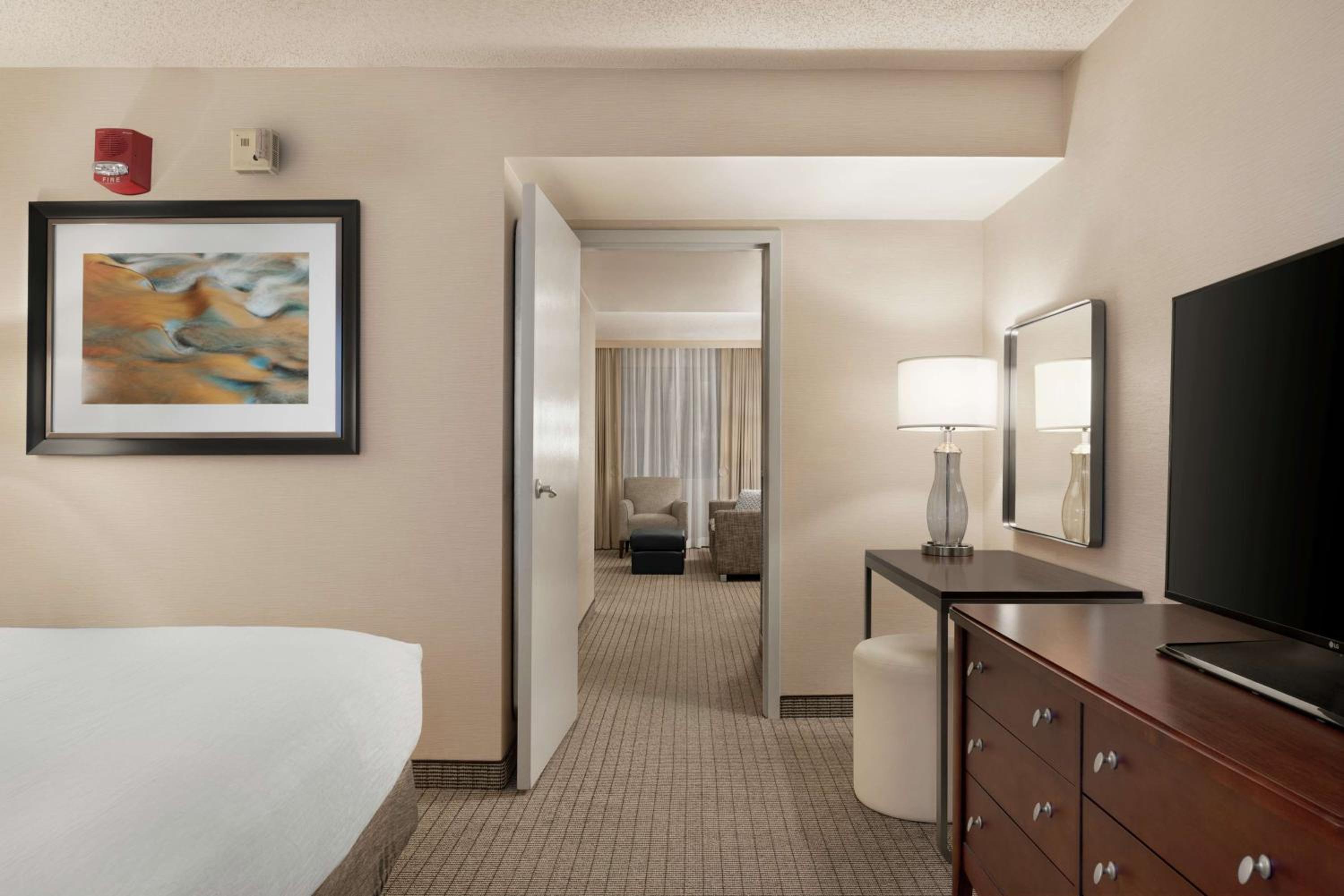 King Suite with Bath Tub - Disability Access/Non-Smoking  - Photo 5
