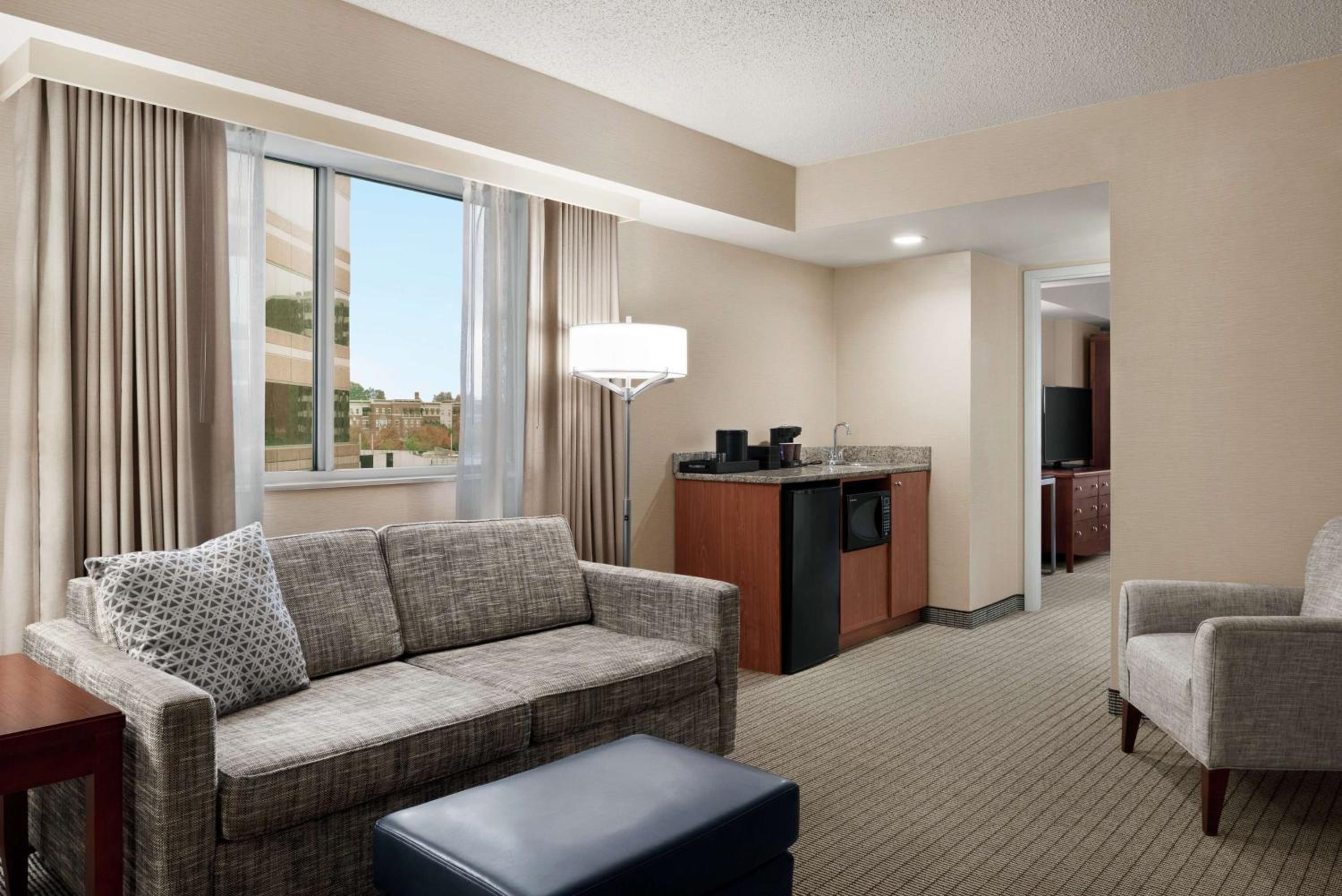 Executive King Suite - Non-Smoking - Photo 7