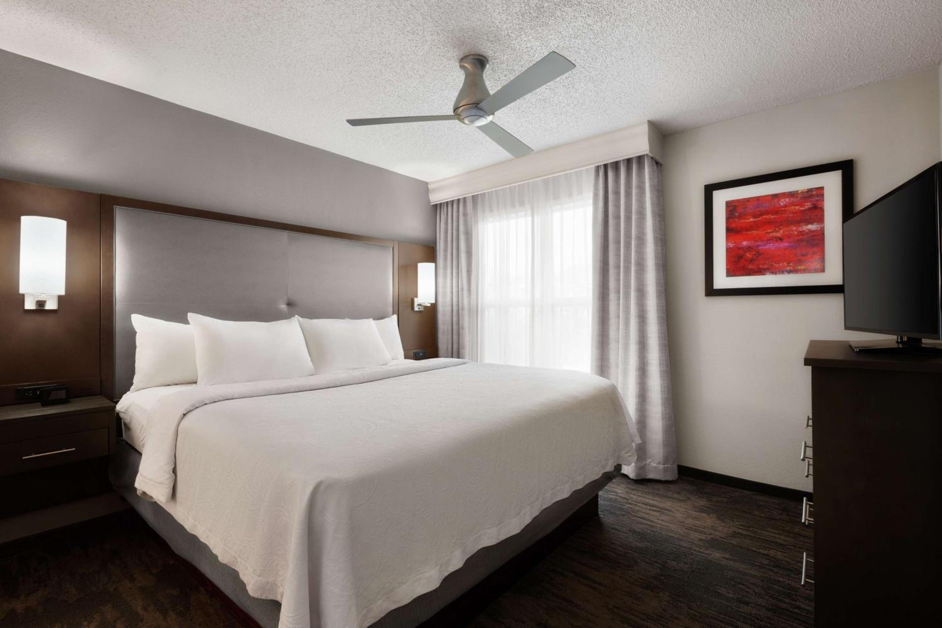 One-Bedroom King Suite - Non-Smoking