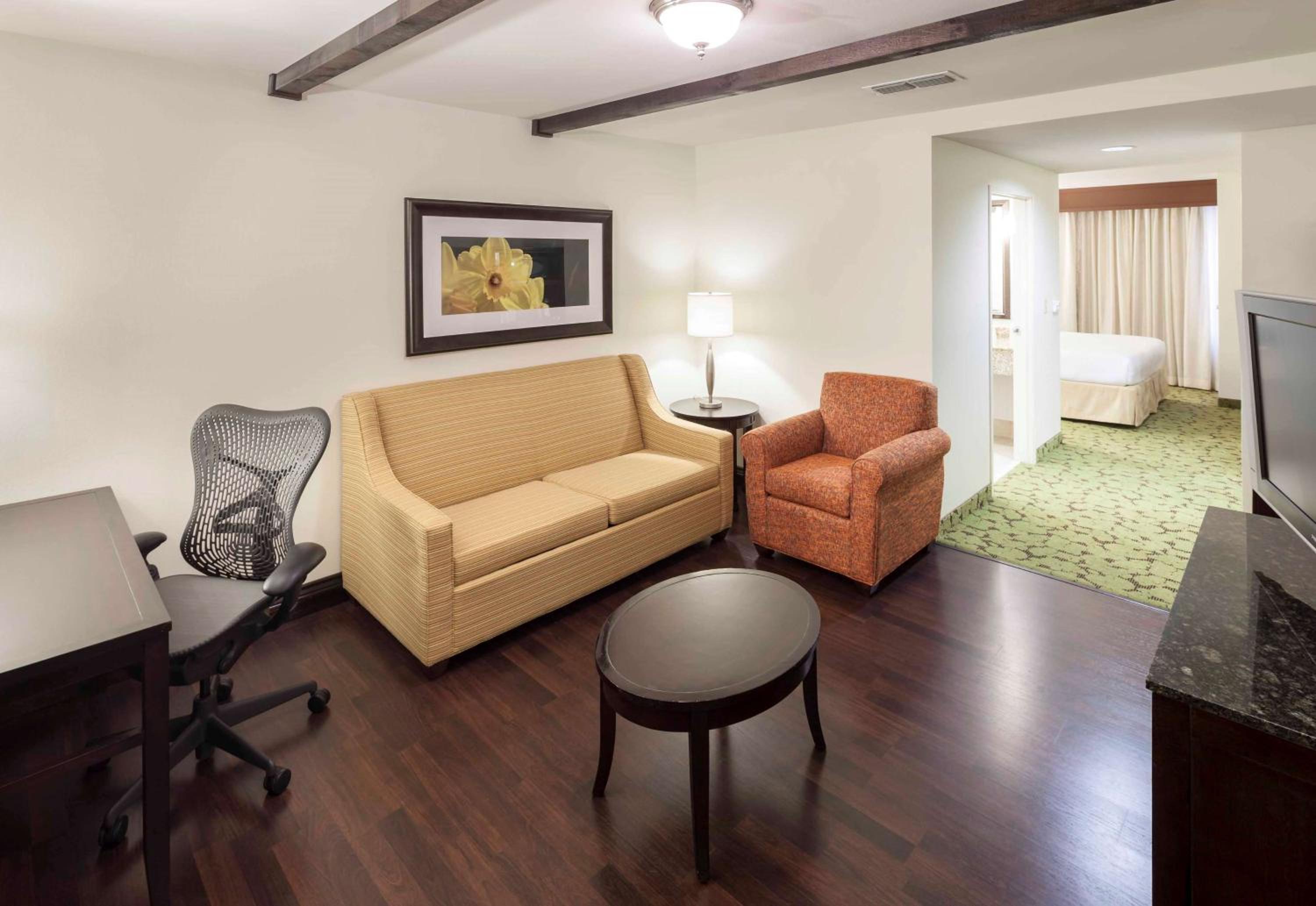 Junior King Suite with Sofa Bed - Photo 3