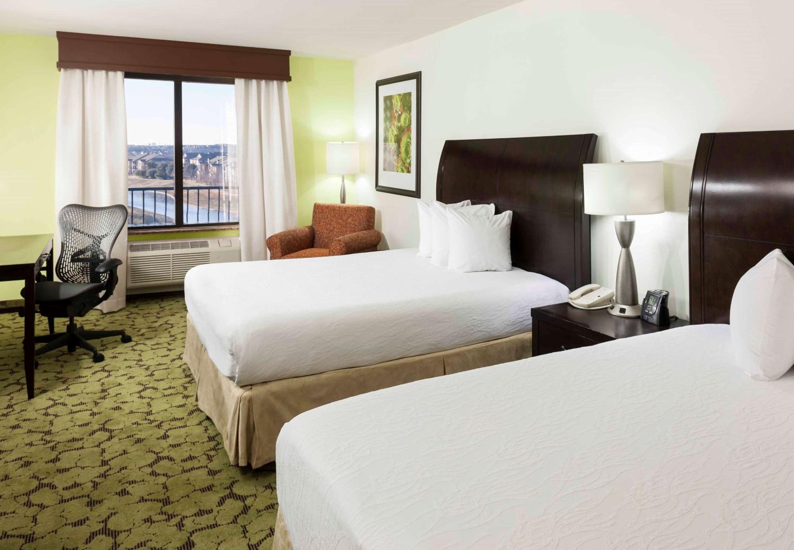 Queen Room with Two Queen Beds - Photo 2