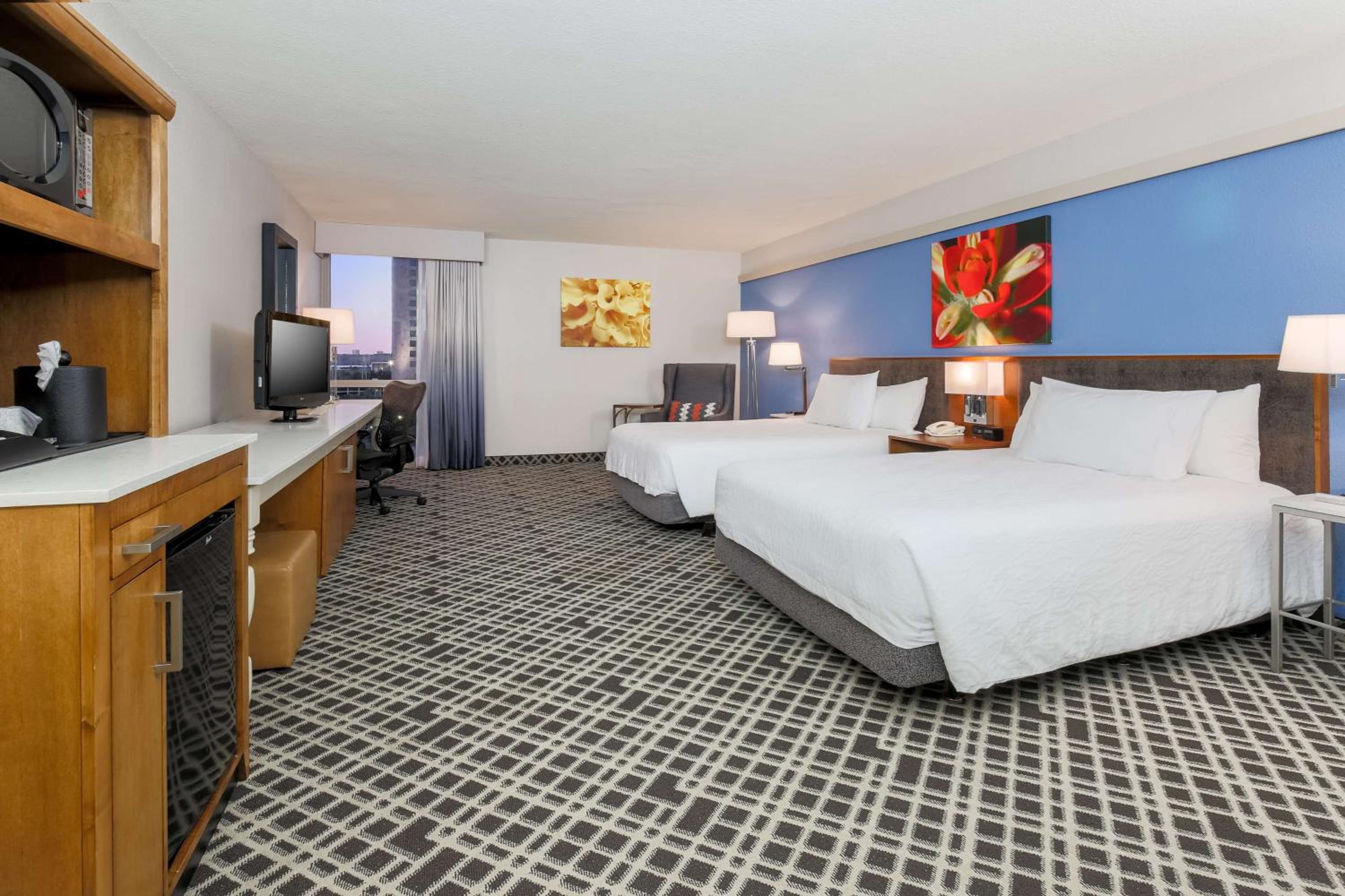 Deluxe Queen Room with Two Queen Beds - Photo 4