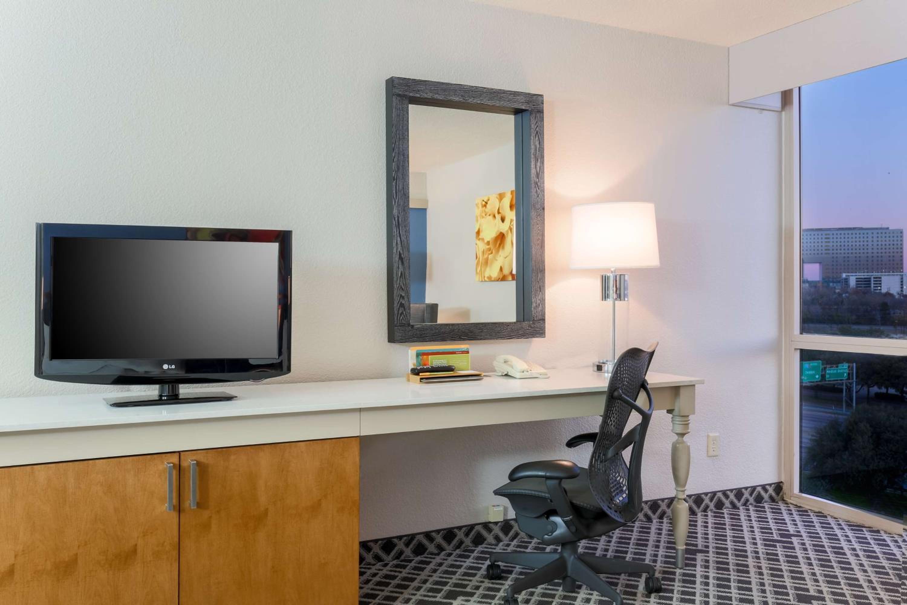 Deluxe Queen Room with Two Queen Beds - Photo 3
