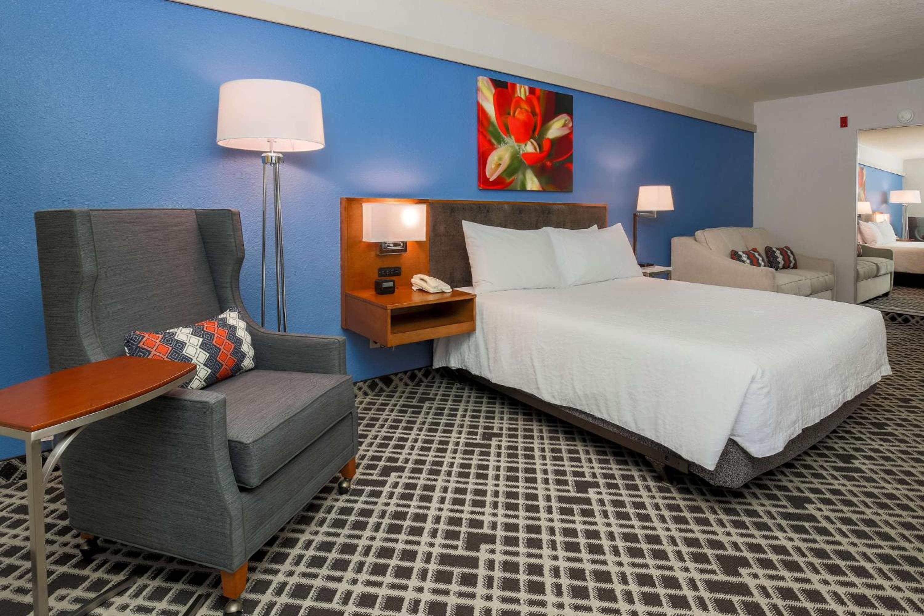 Deluxe King Room with Sofa Bed - Photo 4