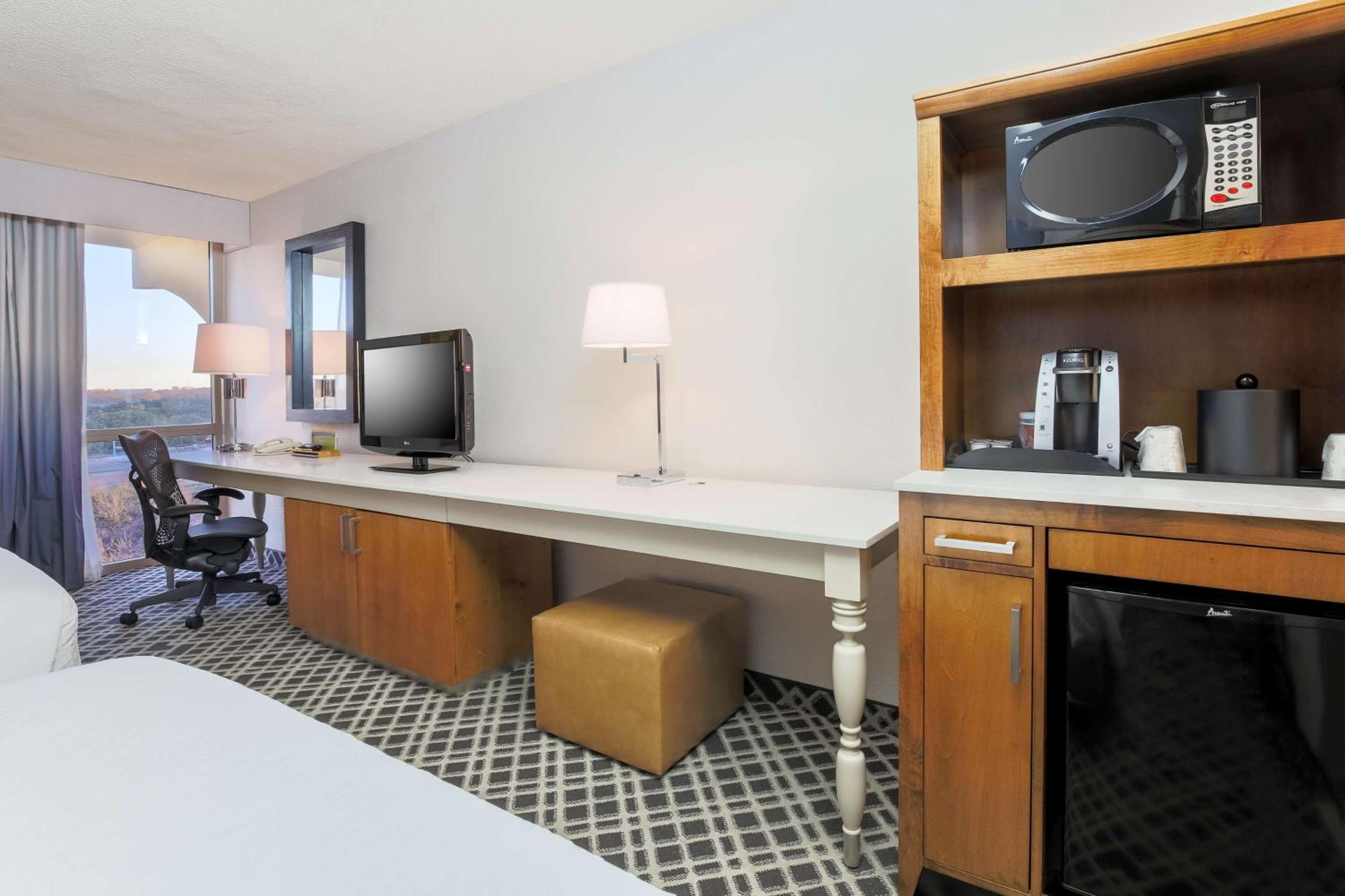 Queen Room with Two Queen Beds - Photo 2