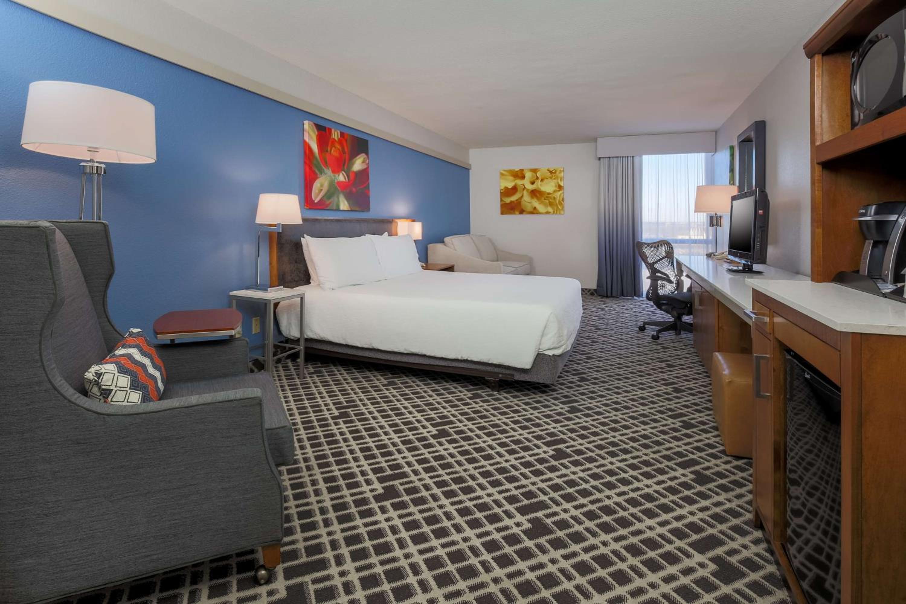 Deluxe King Room with Sofa Bed - Photo 3