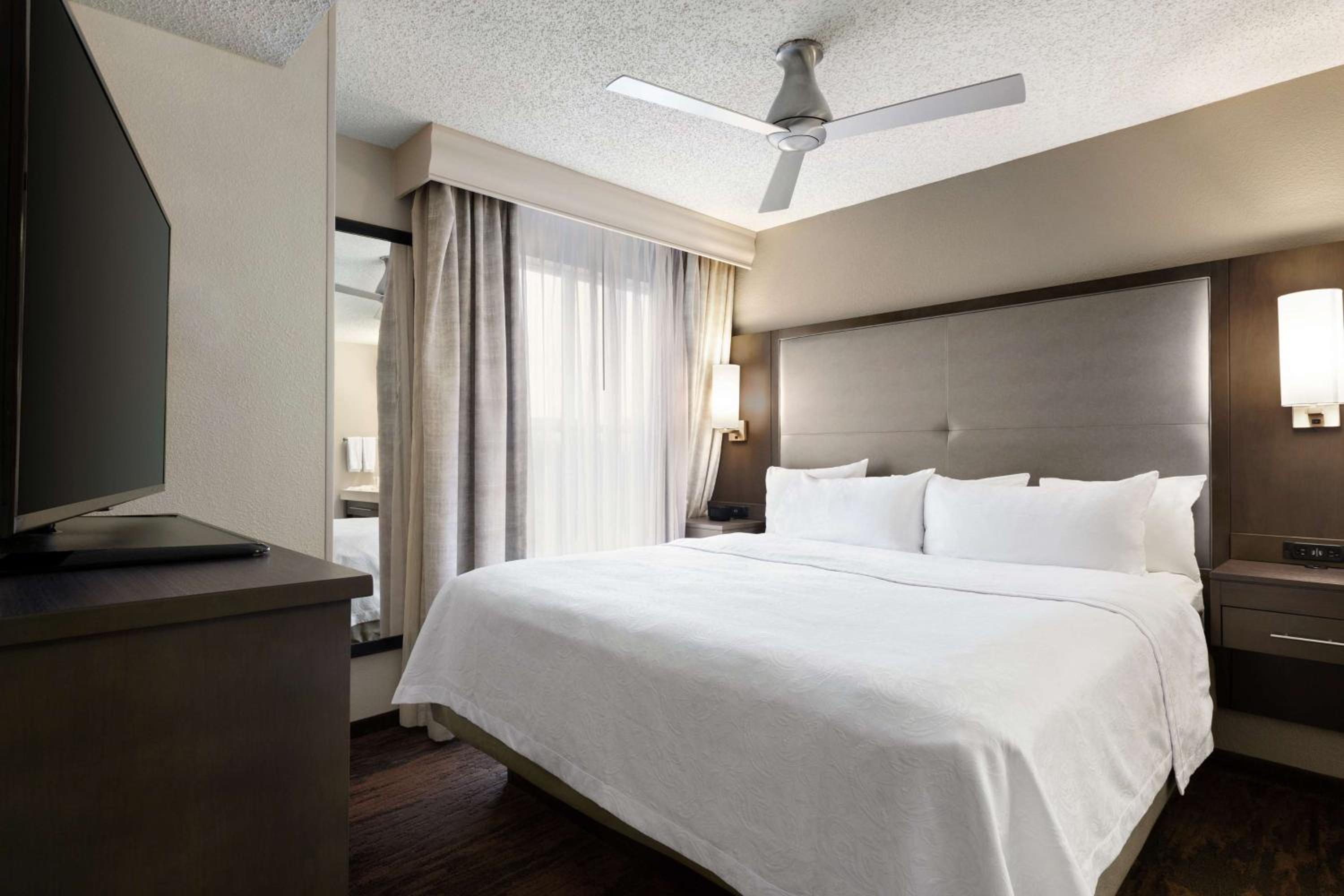 One-Bedroom King Suite - Non-Smoking photo 1