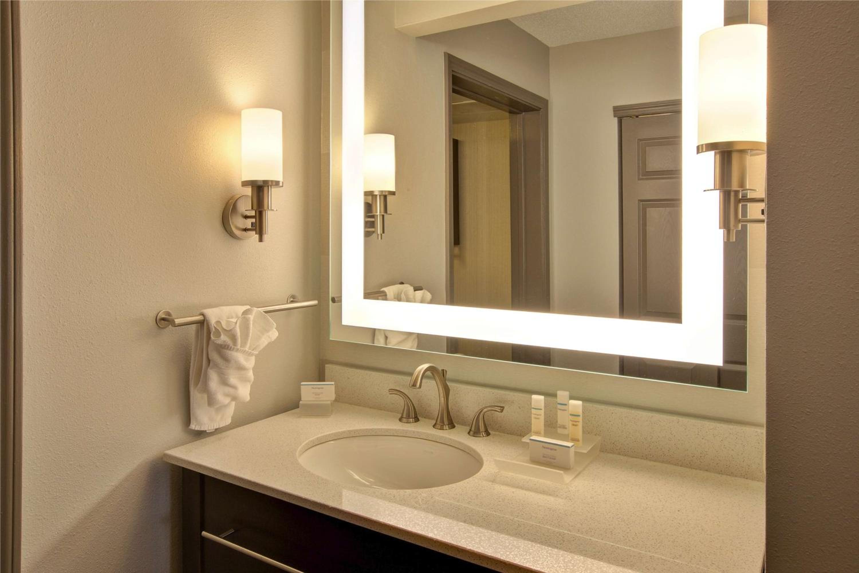 One-Bedroom King Suite - Non-Smoking - Photo 4