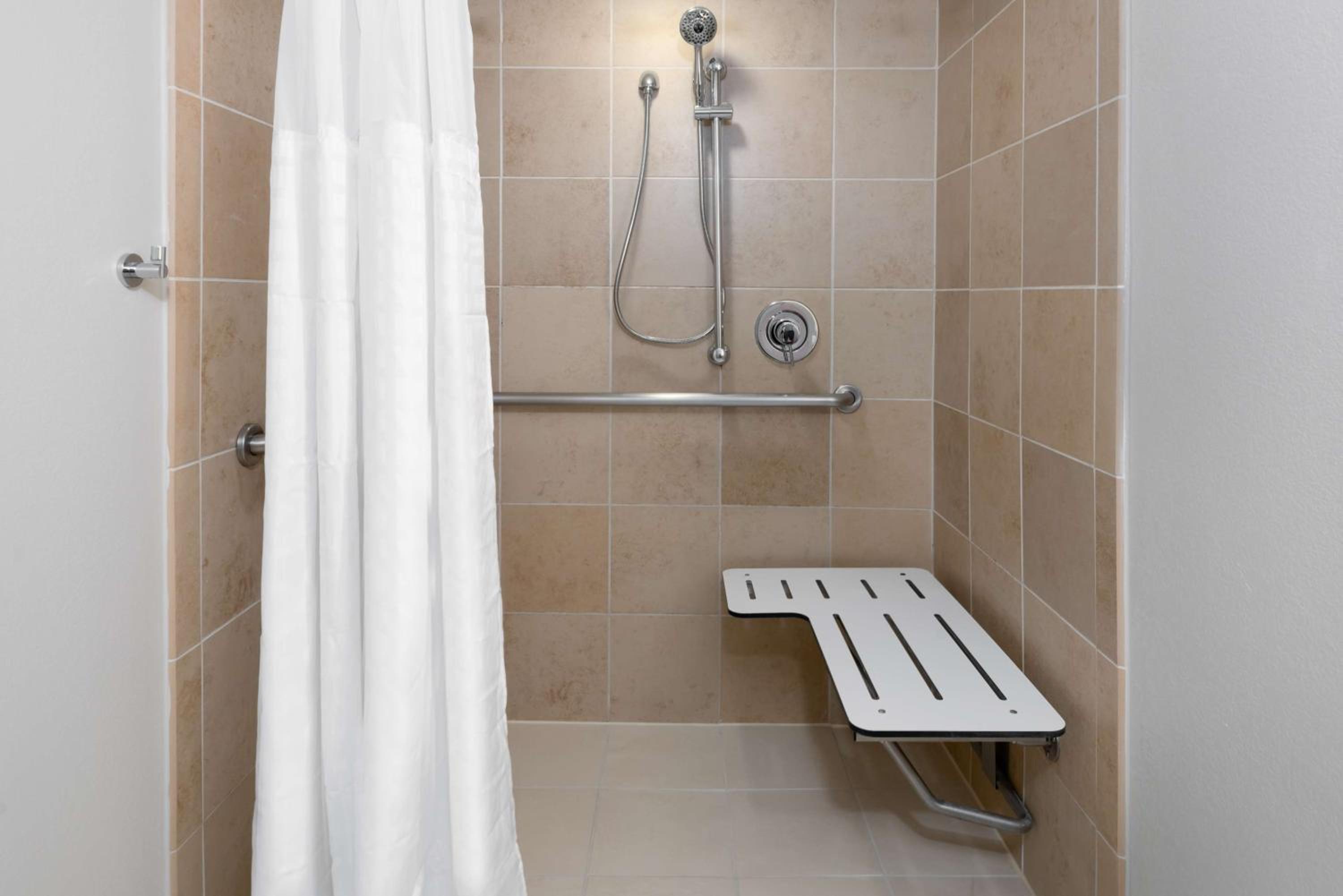 One-Bedroom King Suite with Roll-In Shower - Mobility Access/Non-Smoking - Photo 5