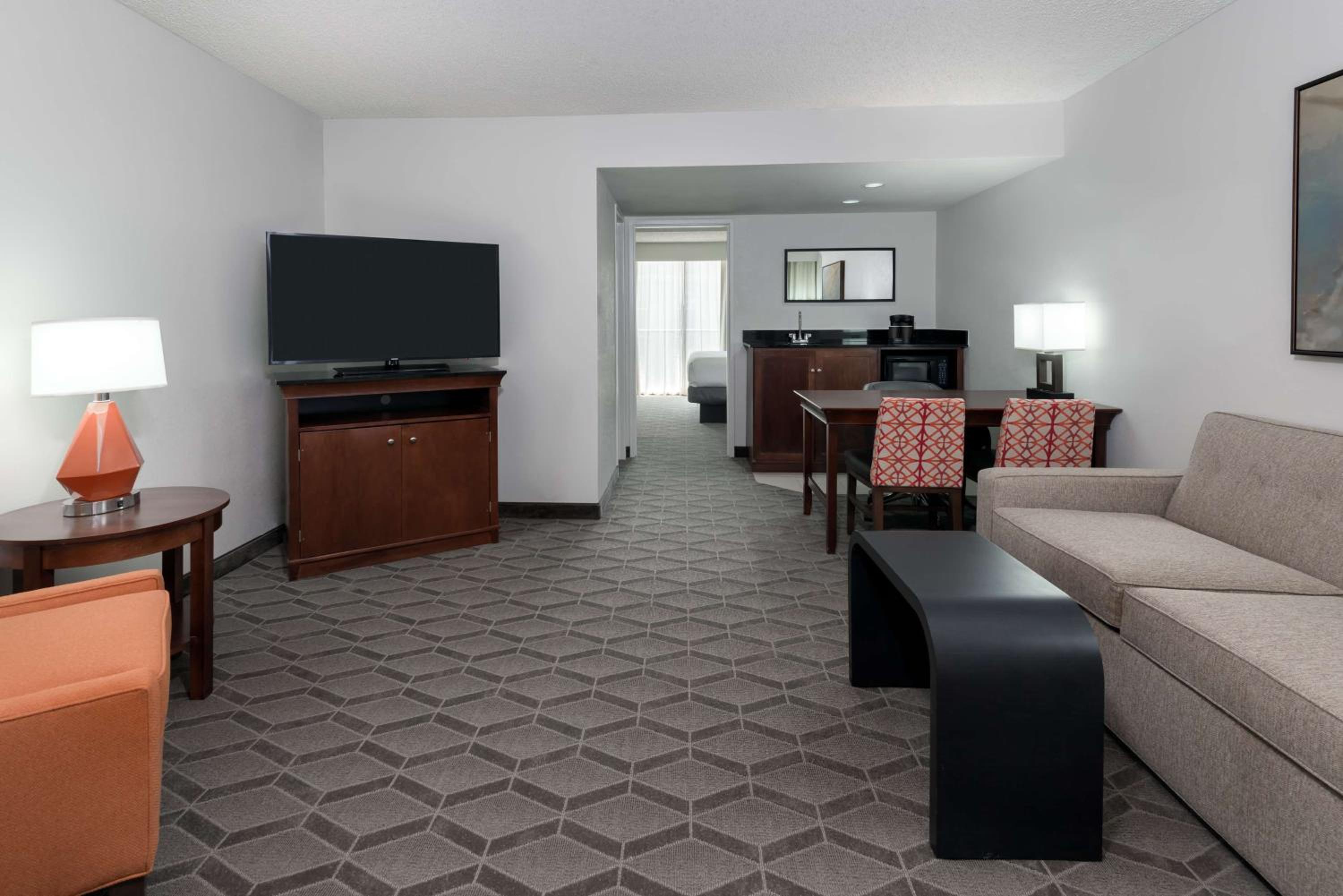 Non-Smoking King Suite with Shower - Photo 2