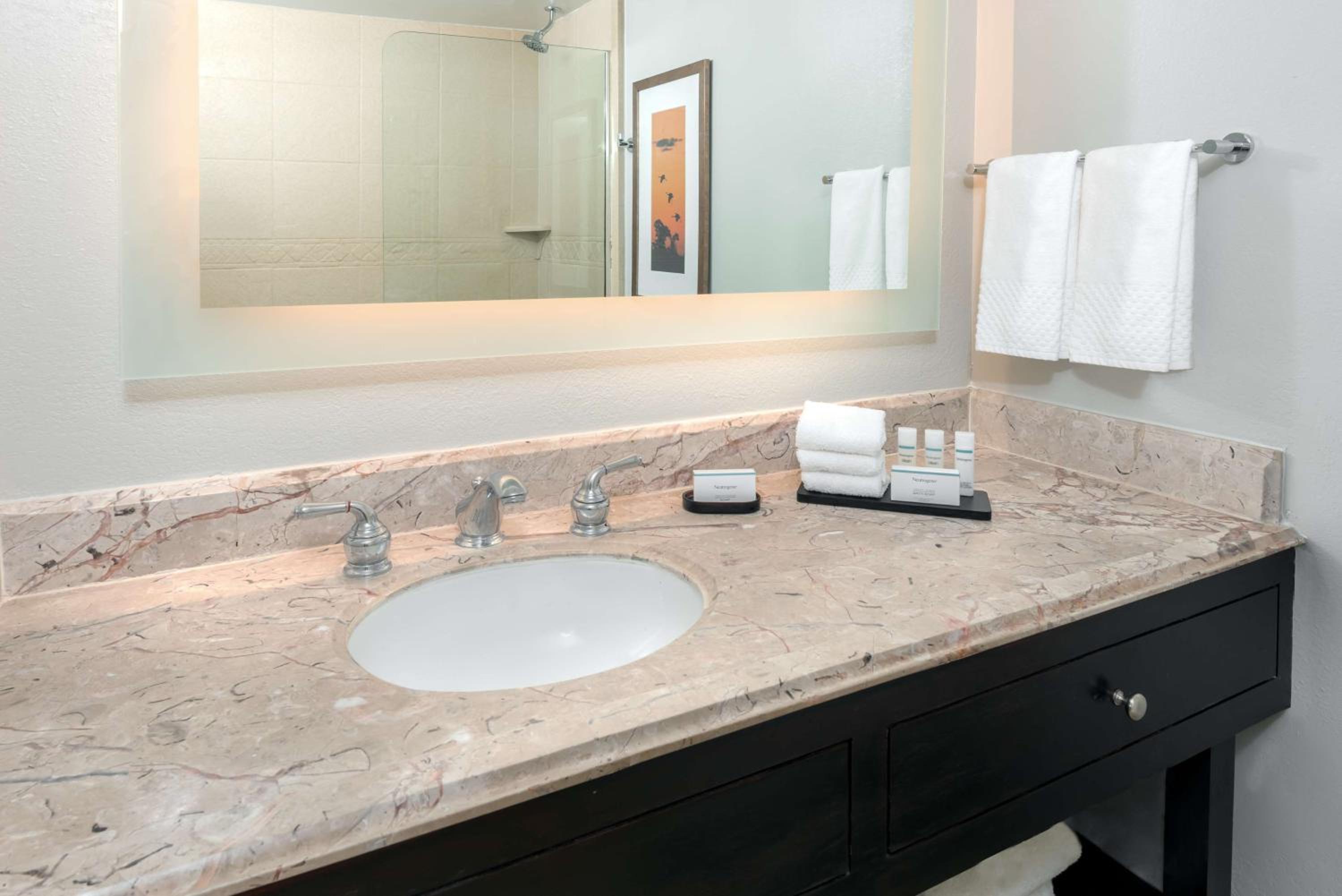 Non-Smoking King Suite with Shower - Photo 5