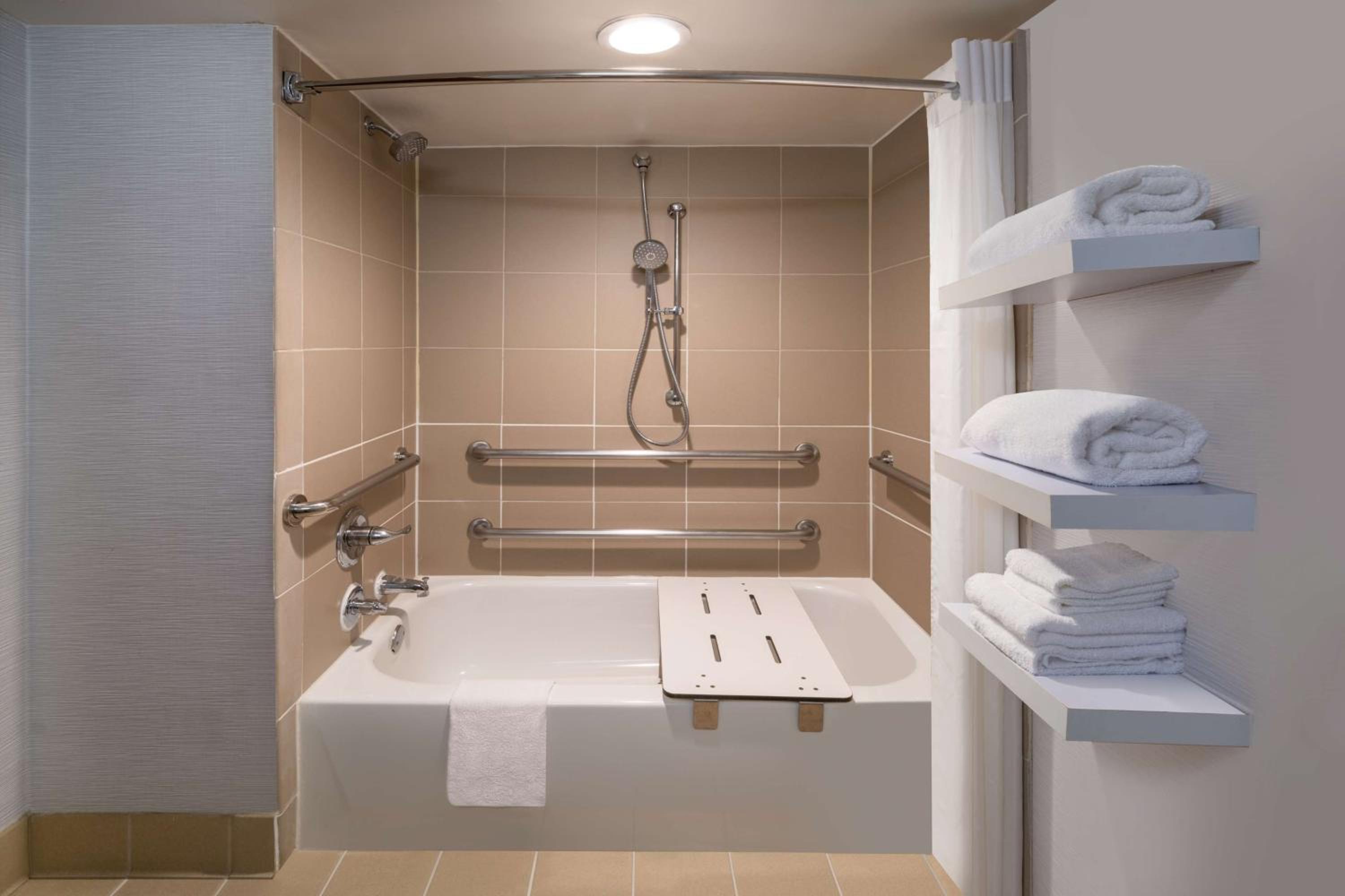 King Room with Bath Tub - Mobility Access - Photo 4