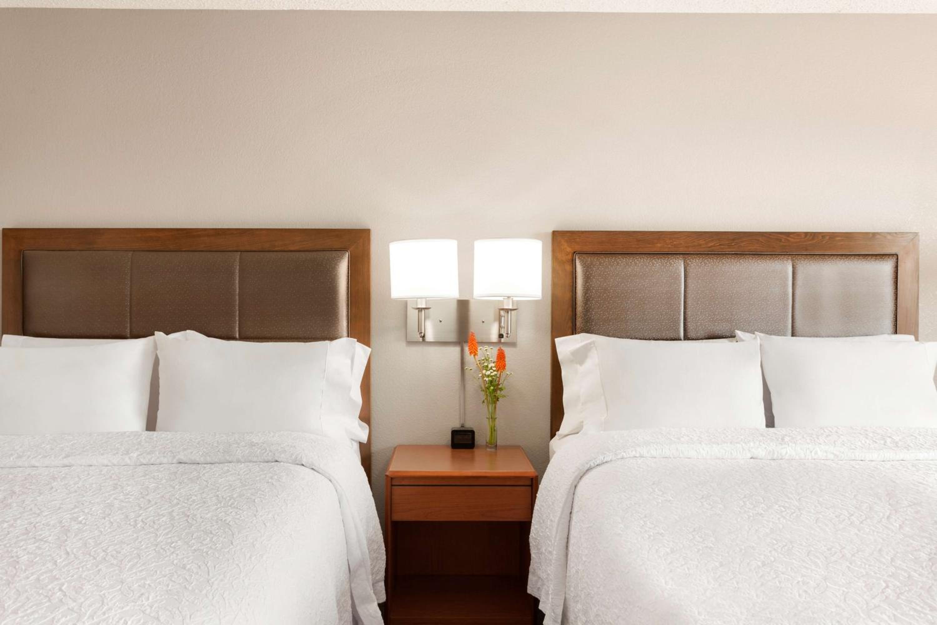 Queen Room with Two Queen Beds - Photo 4