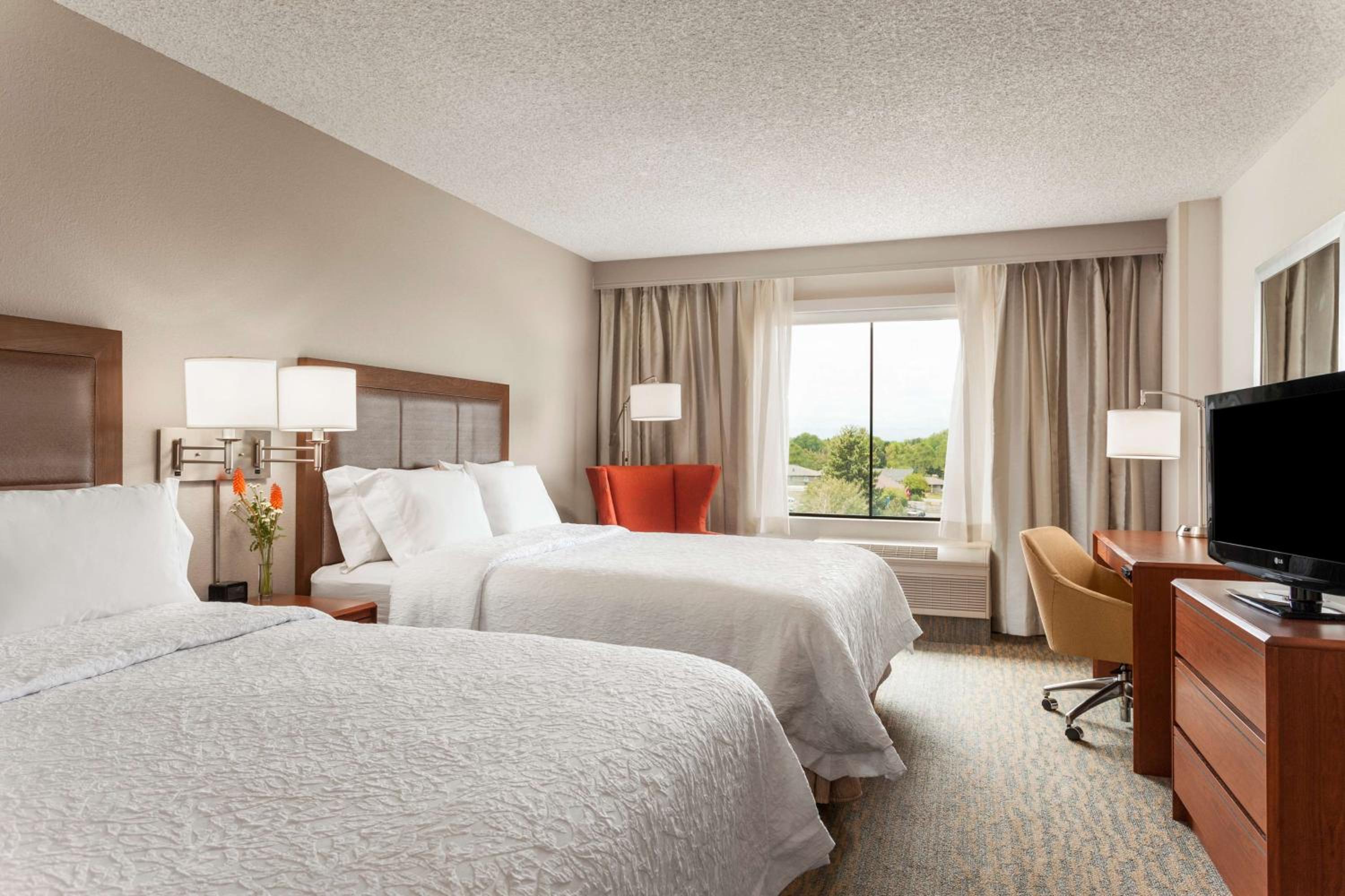 Queen Room with Two Queen Beds - Photo 3