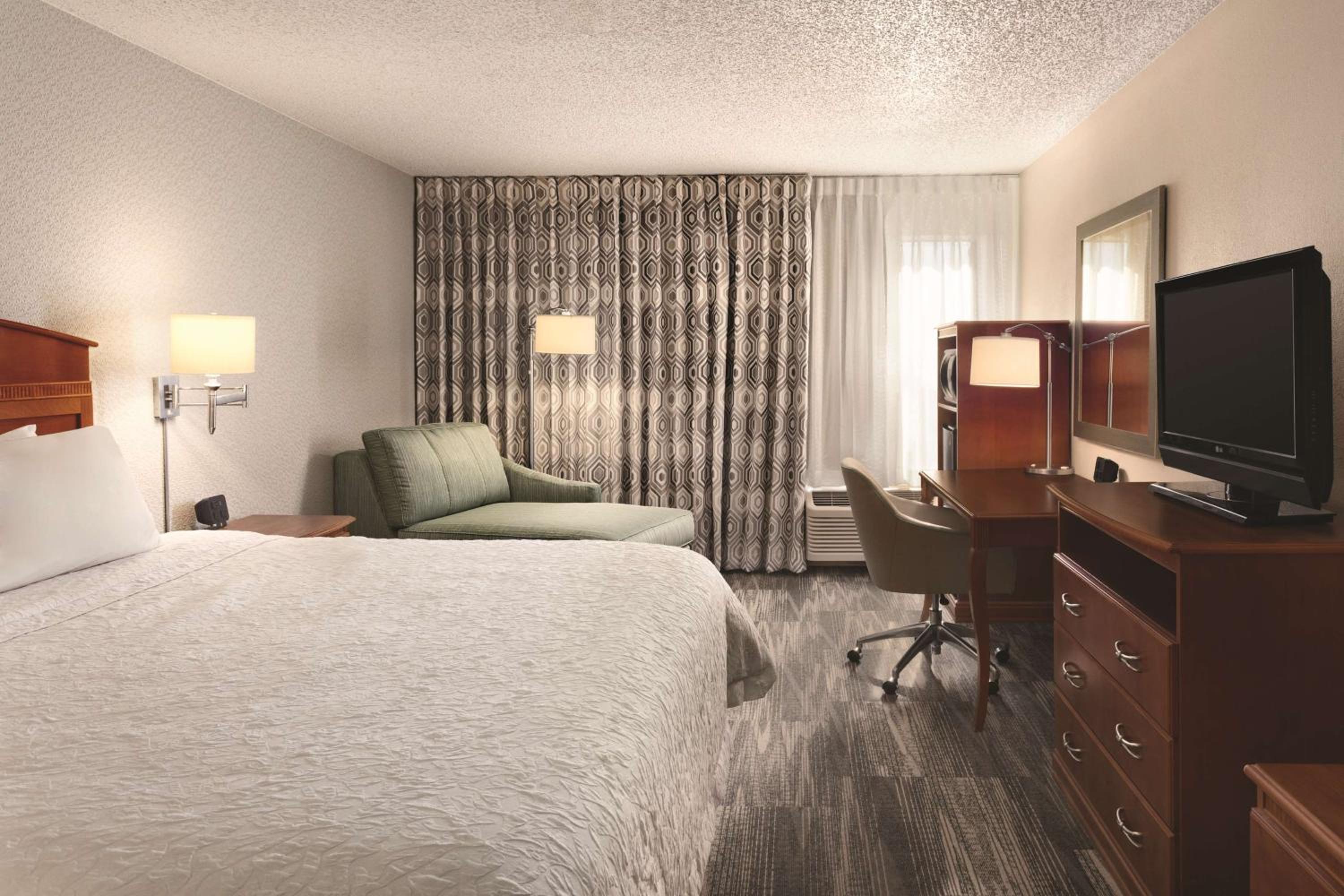 King Room with King Bed - Non-Smoking - Photo 1