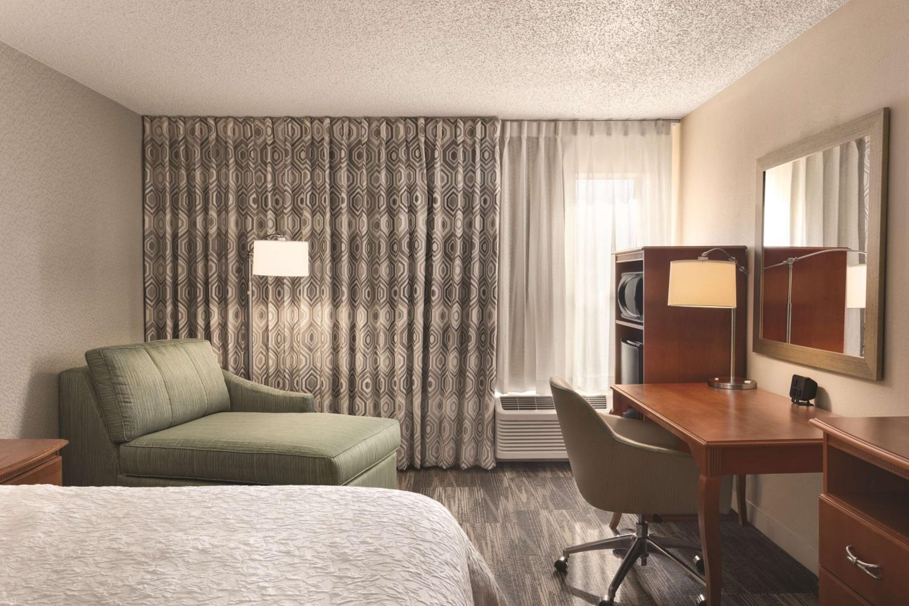 King Room with King Bed - Non-Smoking - Photo 2