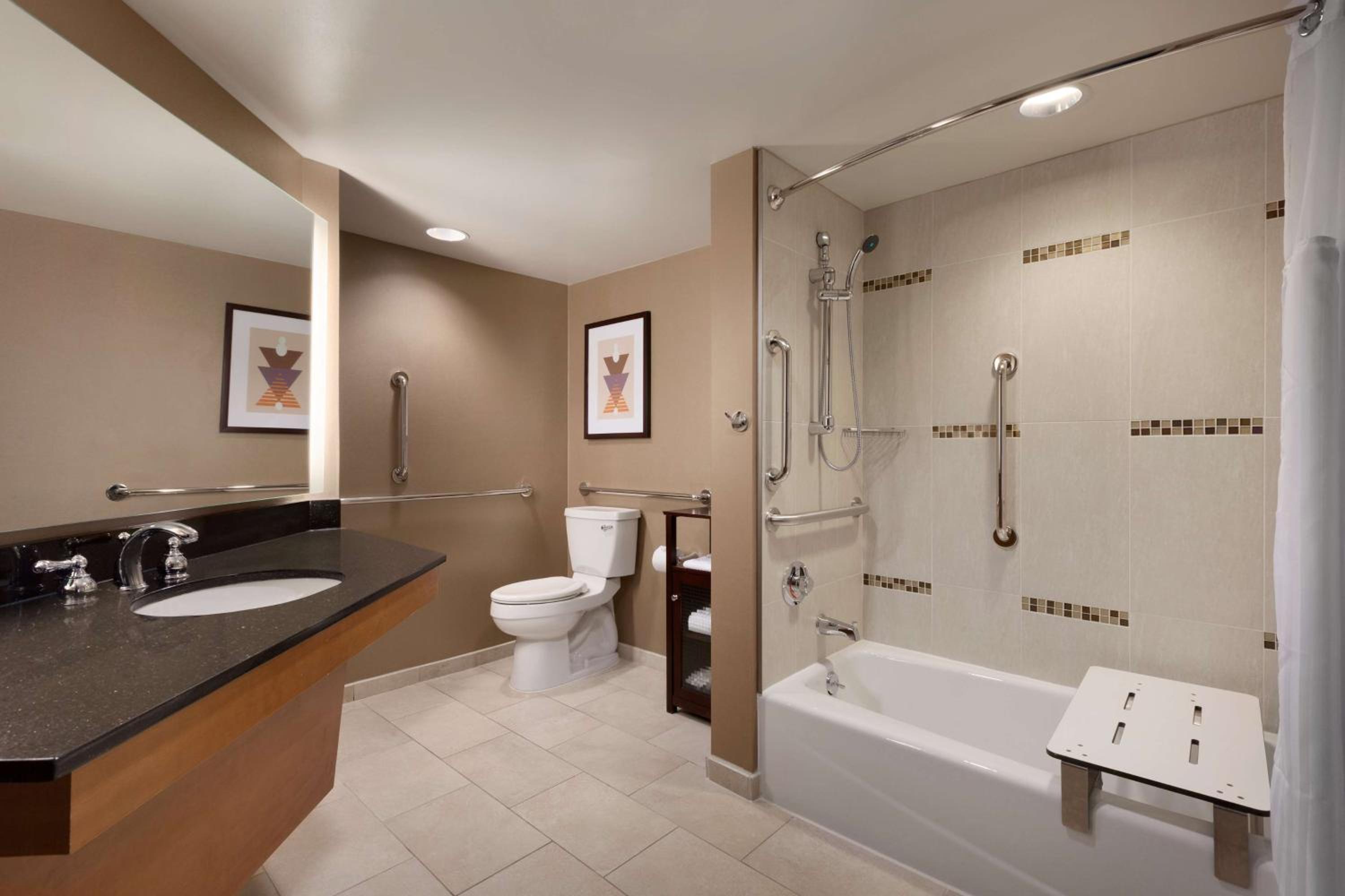 King Room with Bath Tub - Mobility Access - Photo 3