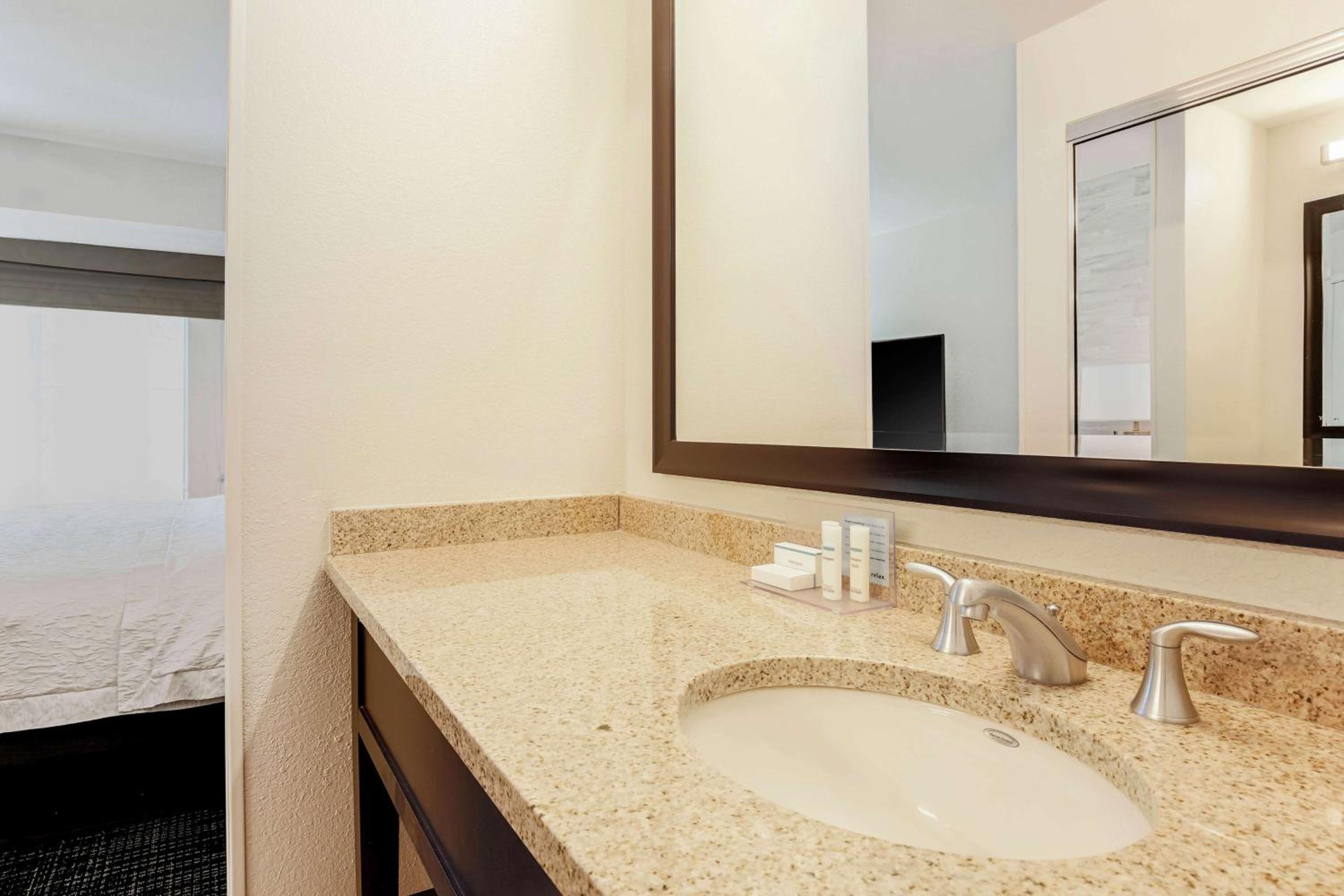 Non-Smoking King Suite with Kitchen - Photo 4