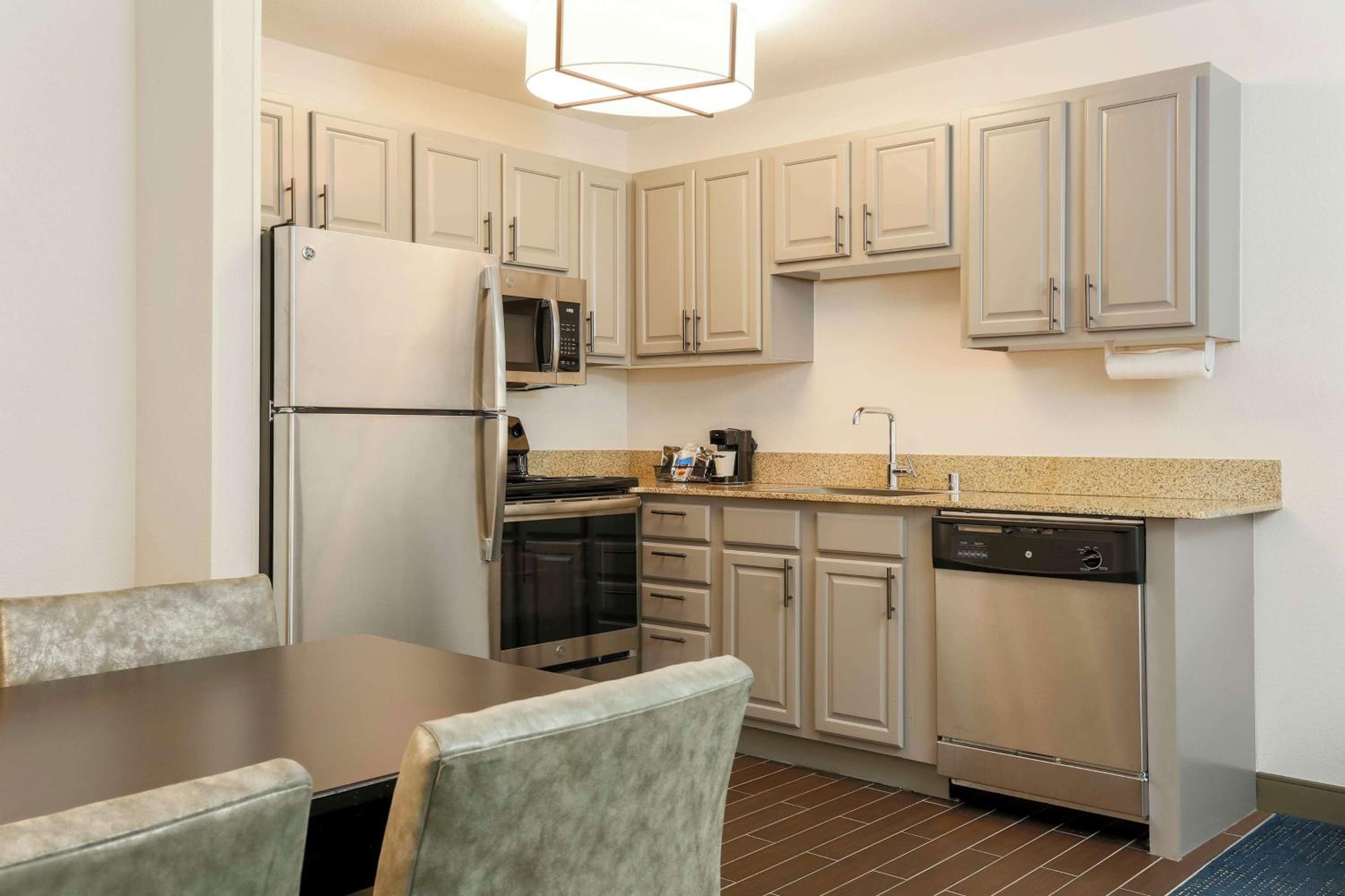 King Suite with Kitchen - Non-Smoking - Photo 3
