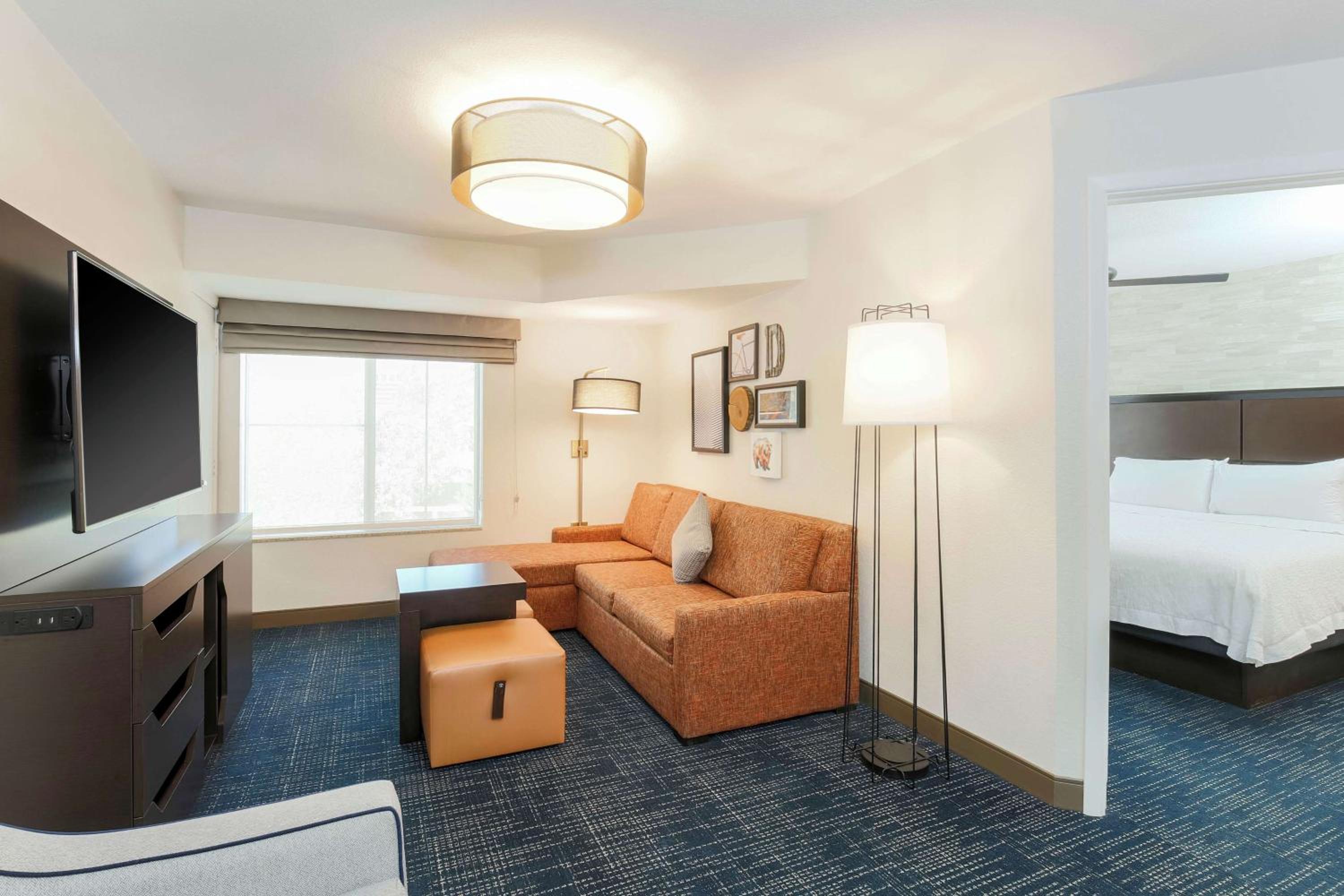 King Suite with Kitchen - Non-Smoking - Photo 4