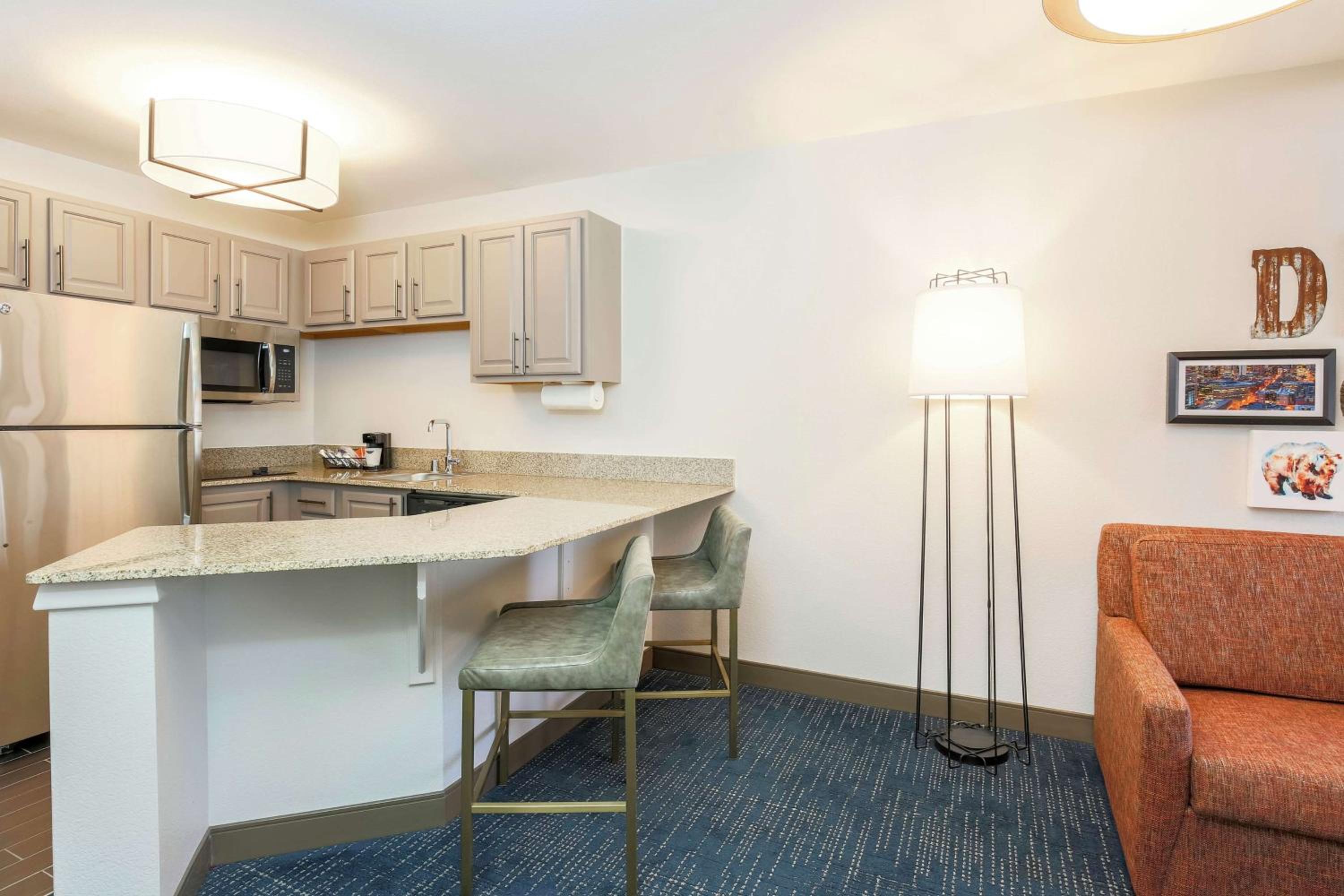 Non-Smoking King Suite with Kitchen - Photo 2
