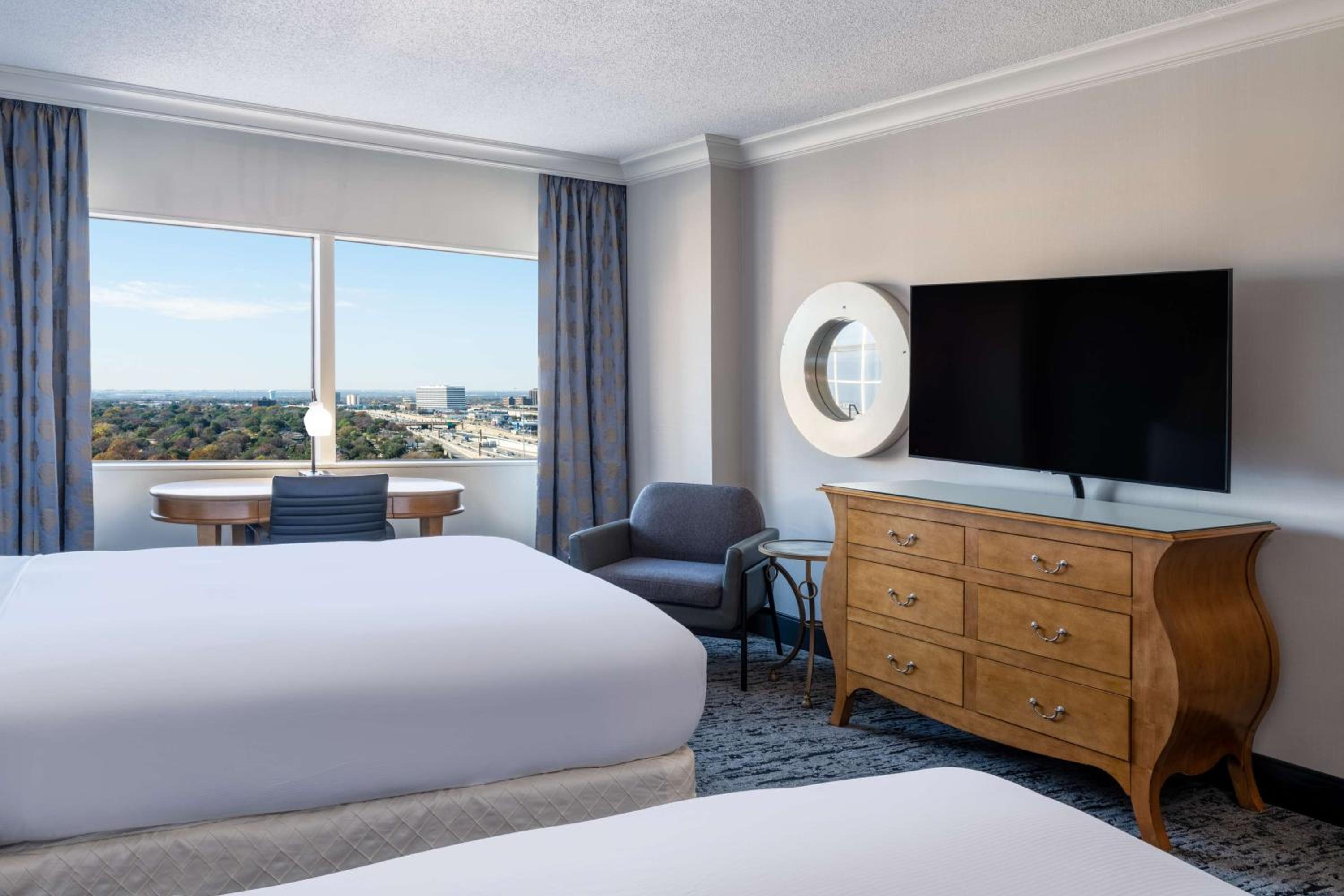 Deluxe Queen Room with Two Queen Beds - Photo 4