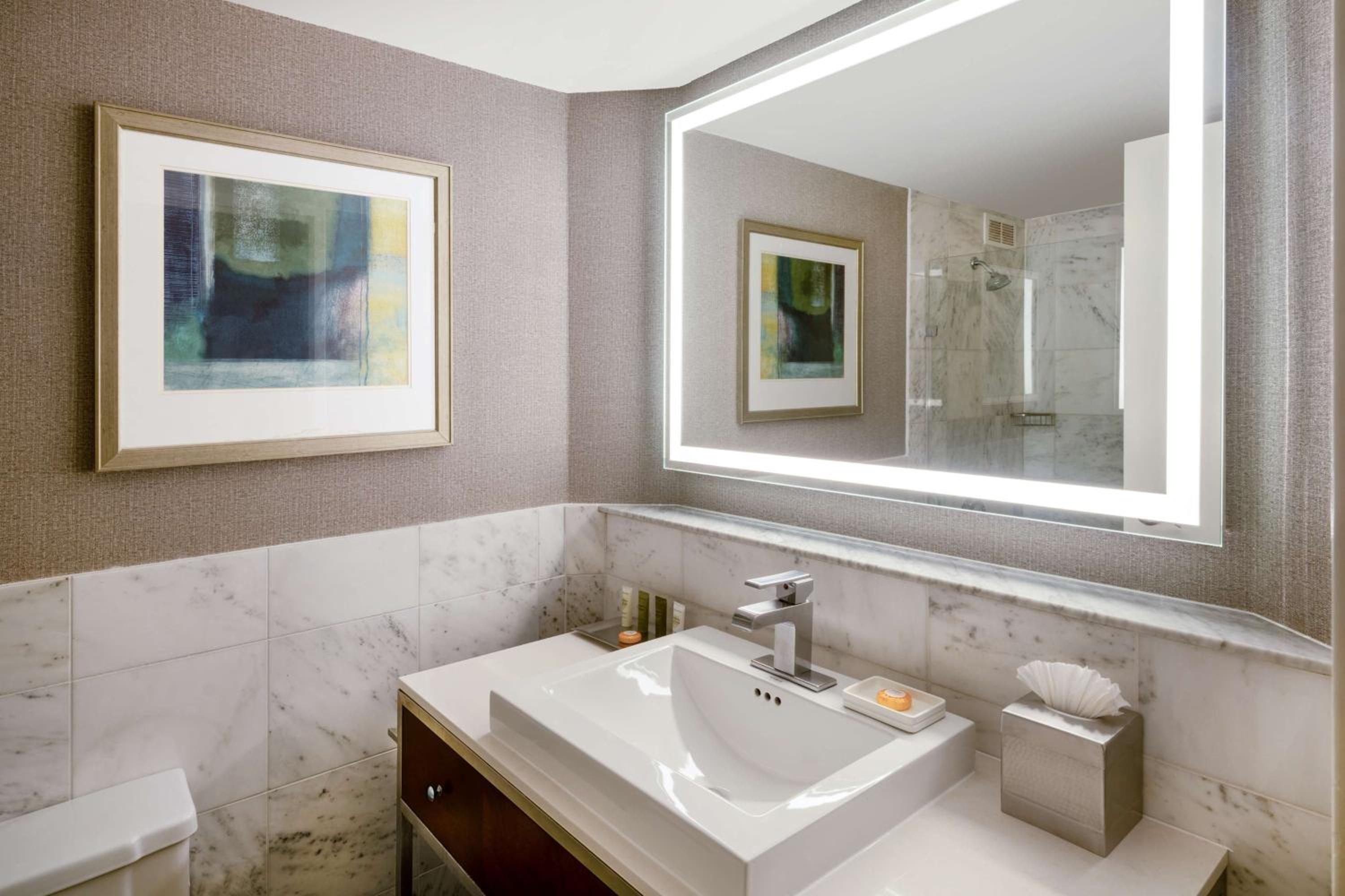 Deluxe King Room - Photo 2