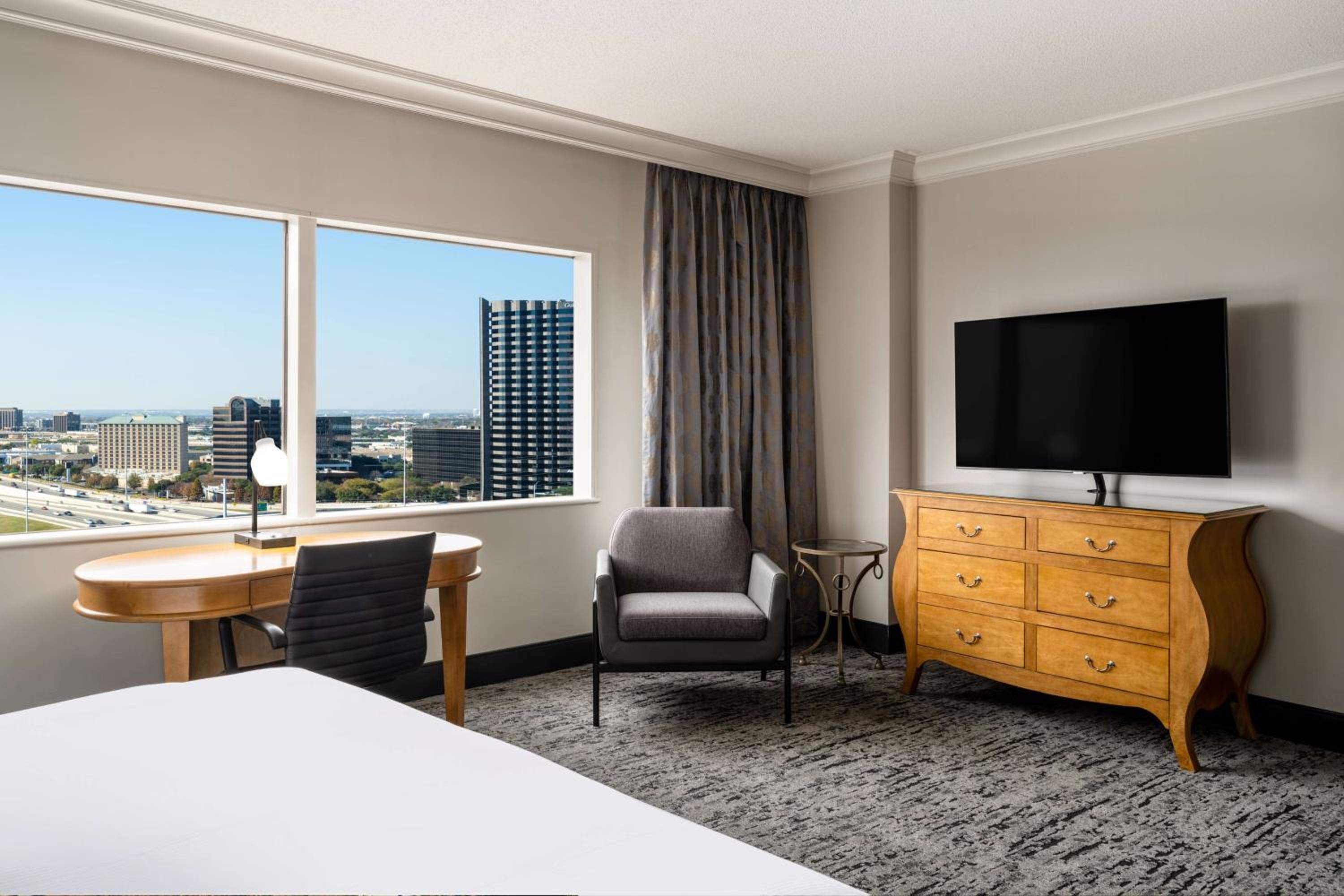 Deluxe King Room - Photo 4