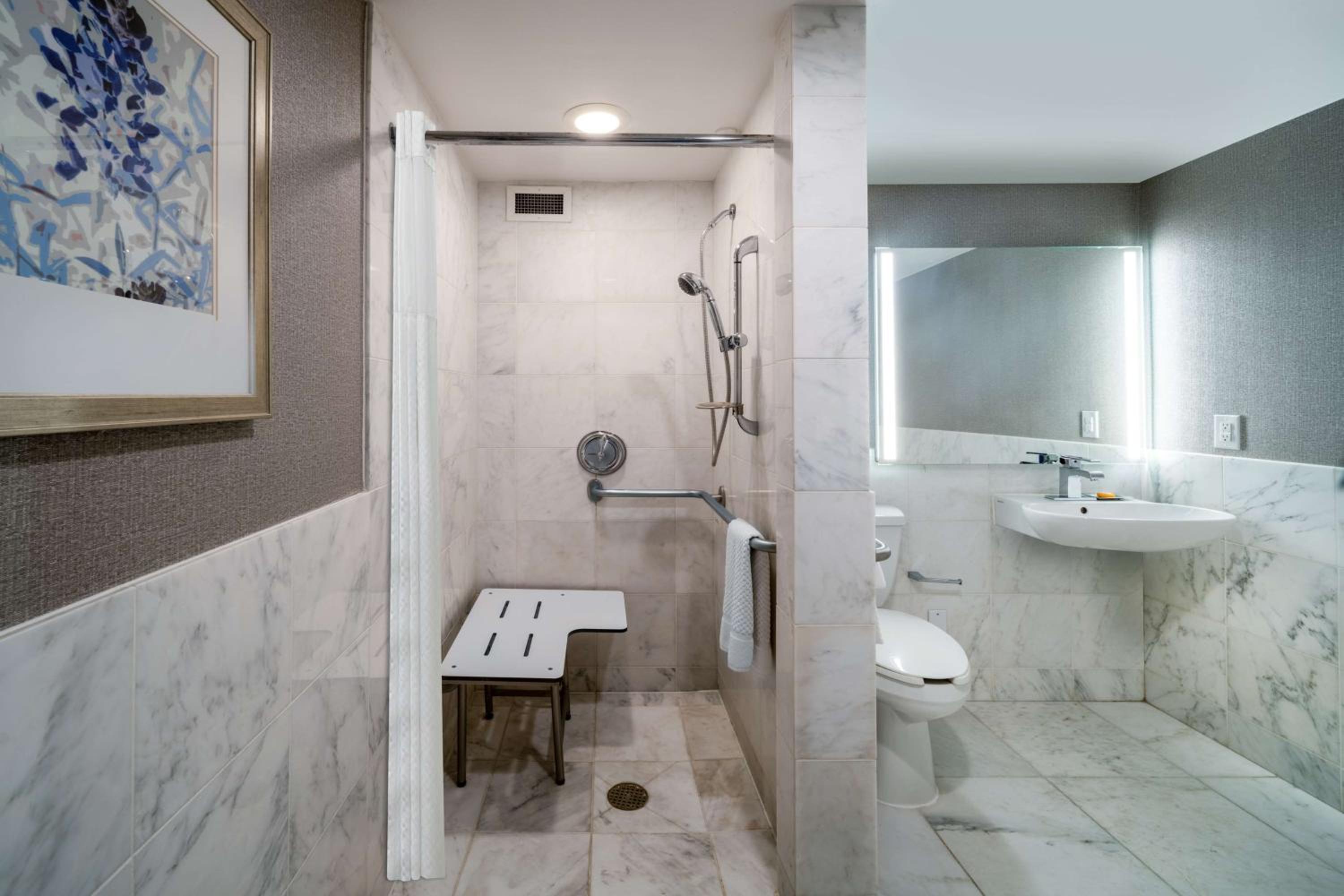 Double Room with Roll-In Shower - Disability Access - Photo 2
