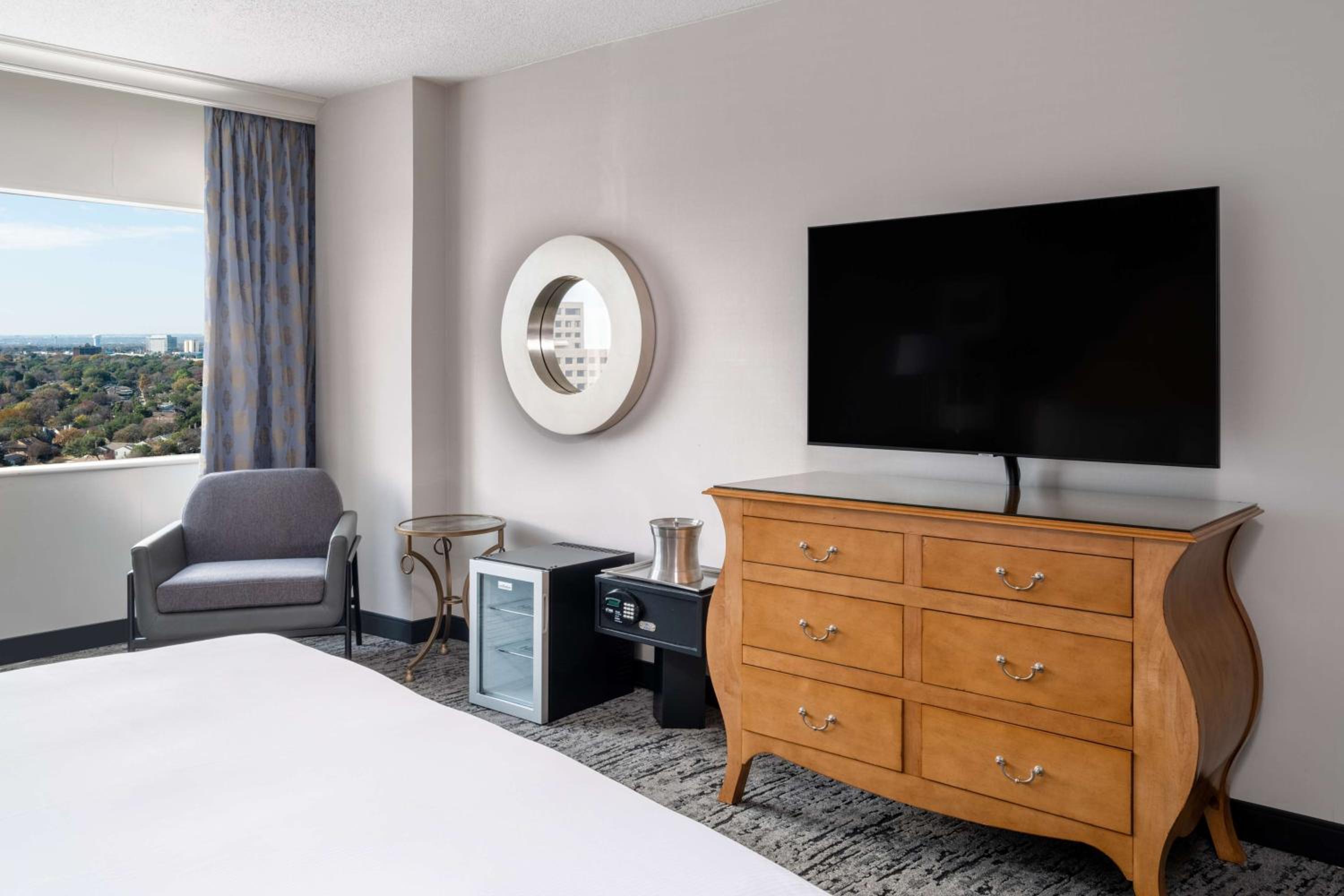 King Room with Roll-In Shower - Mobility/Hearing Accessible - Photo 2