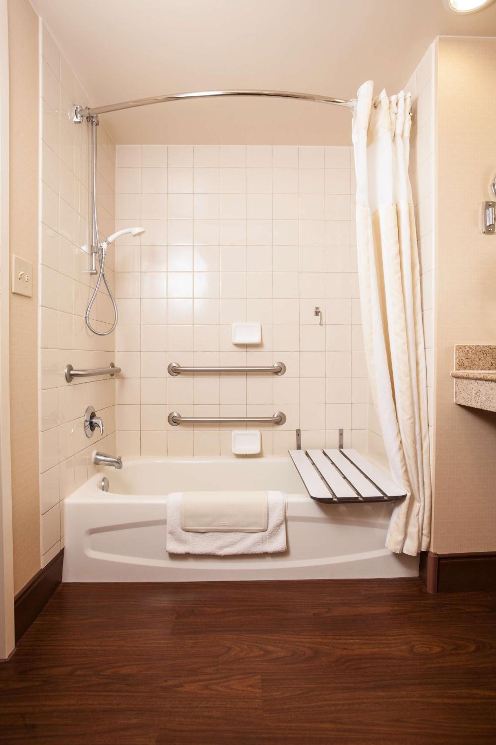 King Room with Tub - Mobility and Hearing Access - Photo 5