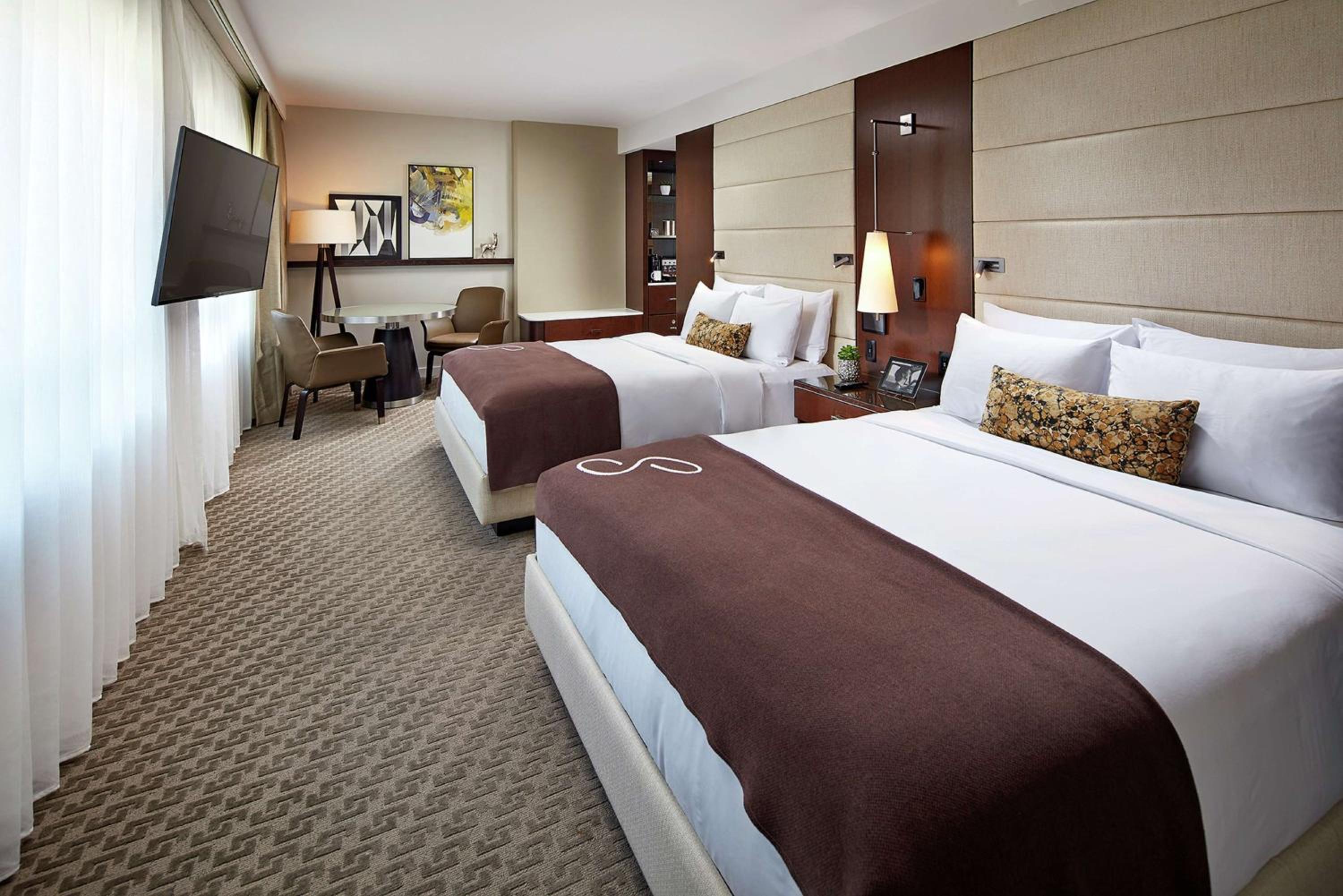 Premium Queen Room with Two Queen Beds - Photo 6