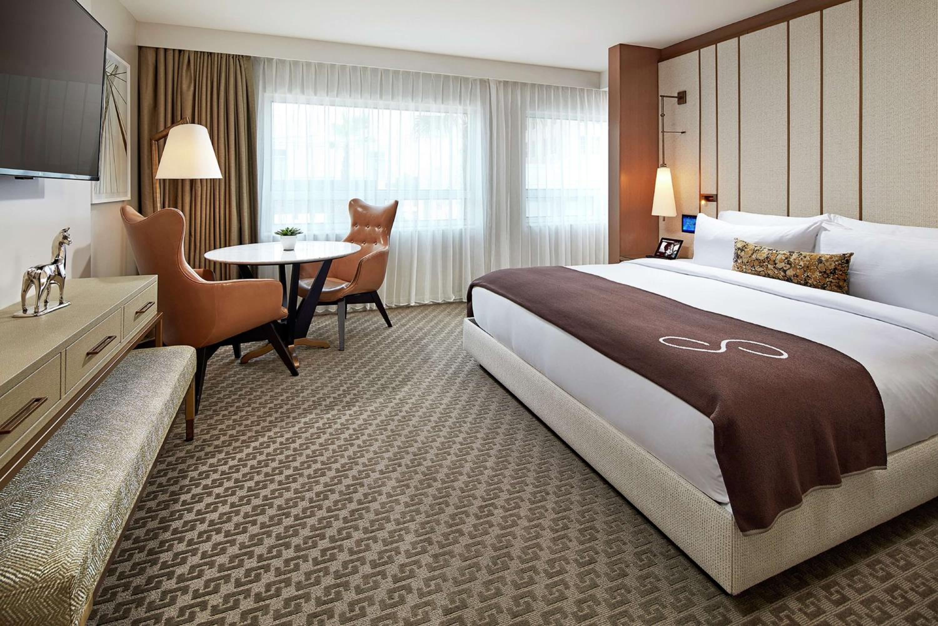 Deluxe King Room - Hearing Access at The Statler Dallas, Curio Collection By Hilton in Dallas