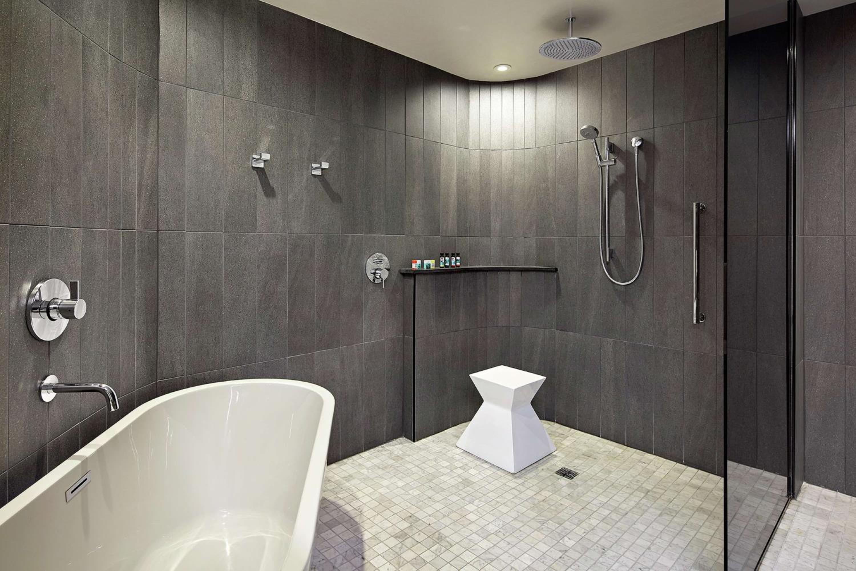 Deluxe King Room - Photo 7