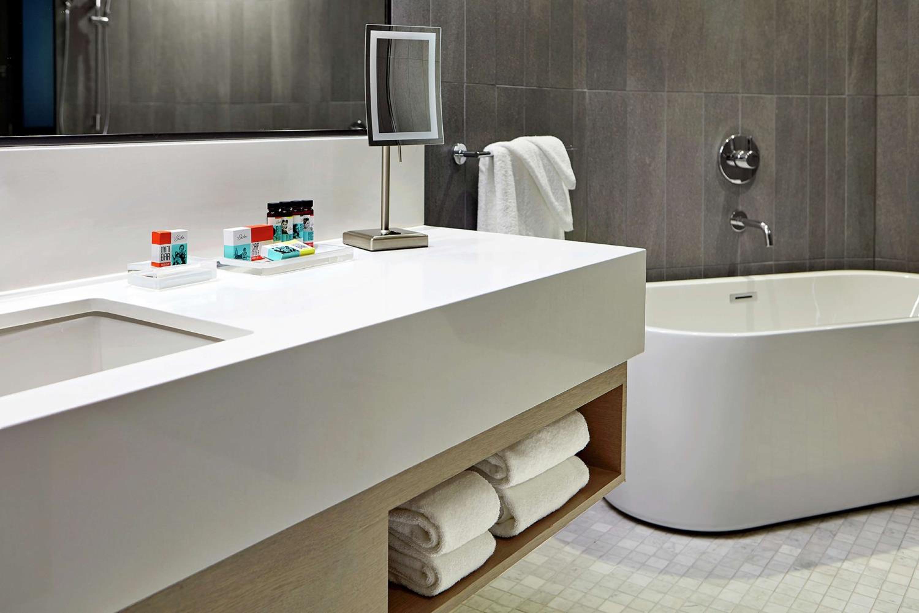 Premium King Room - Photo 4