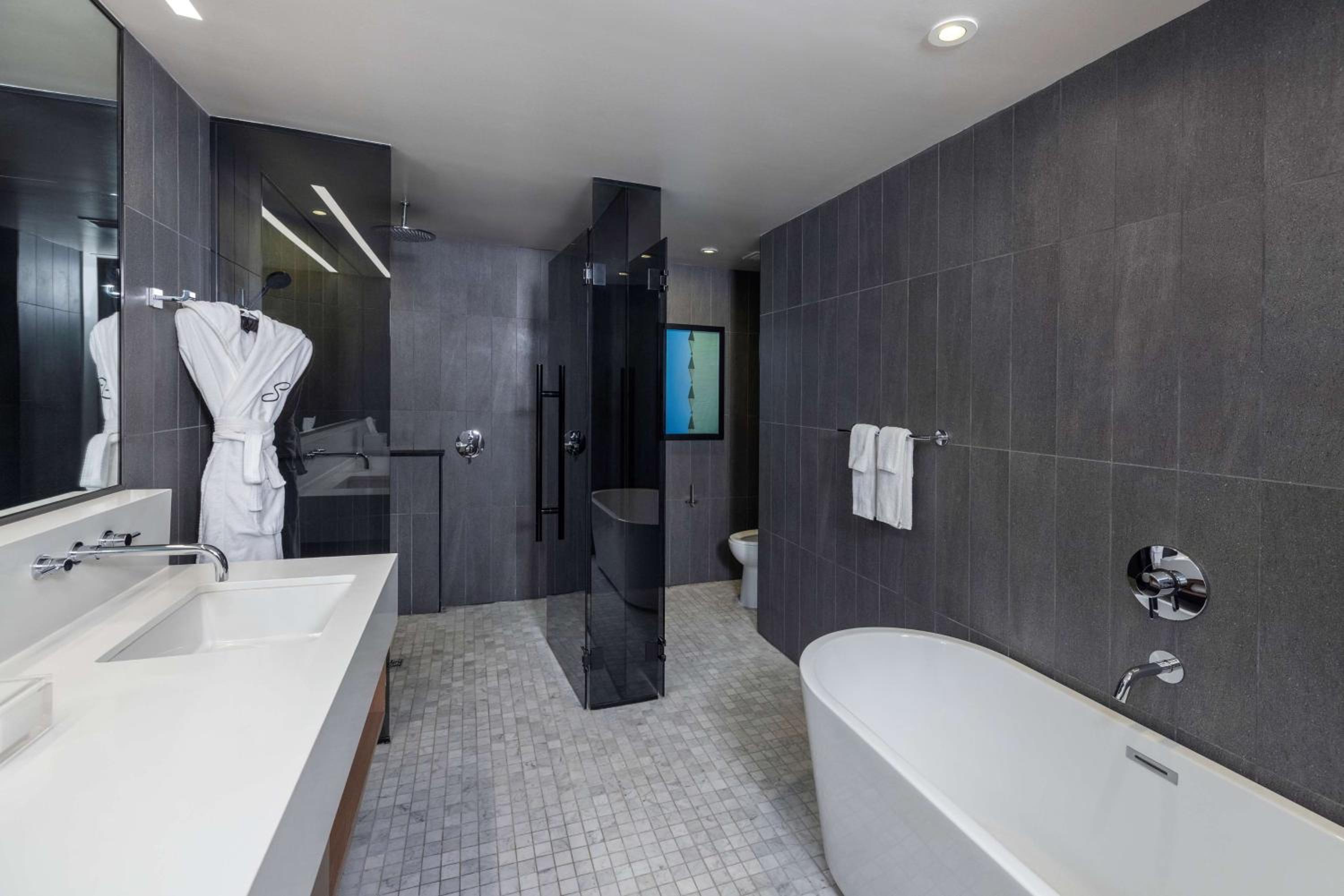Deluxe King Room - Photo 4