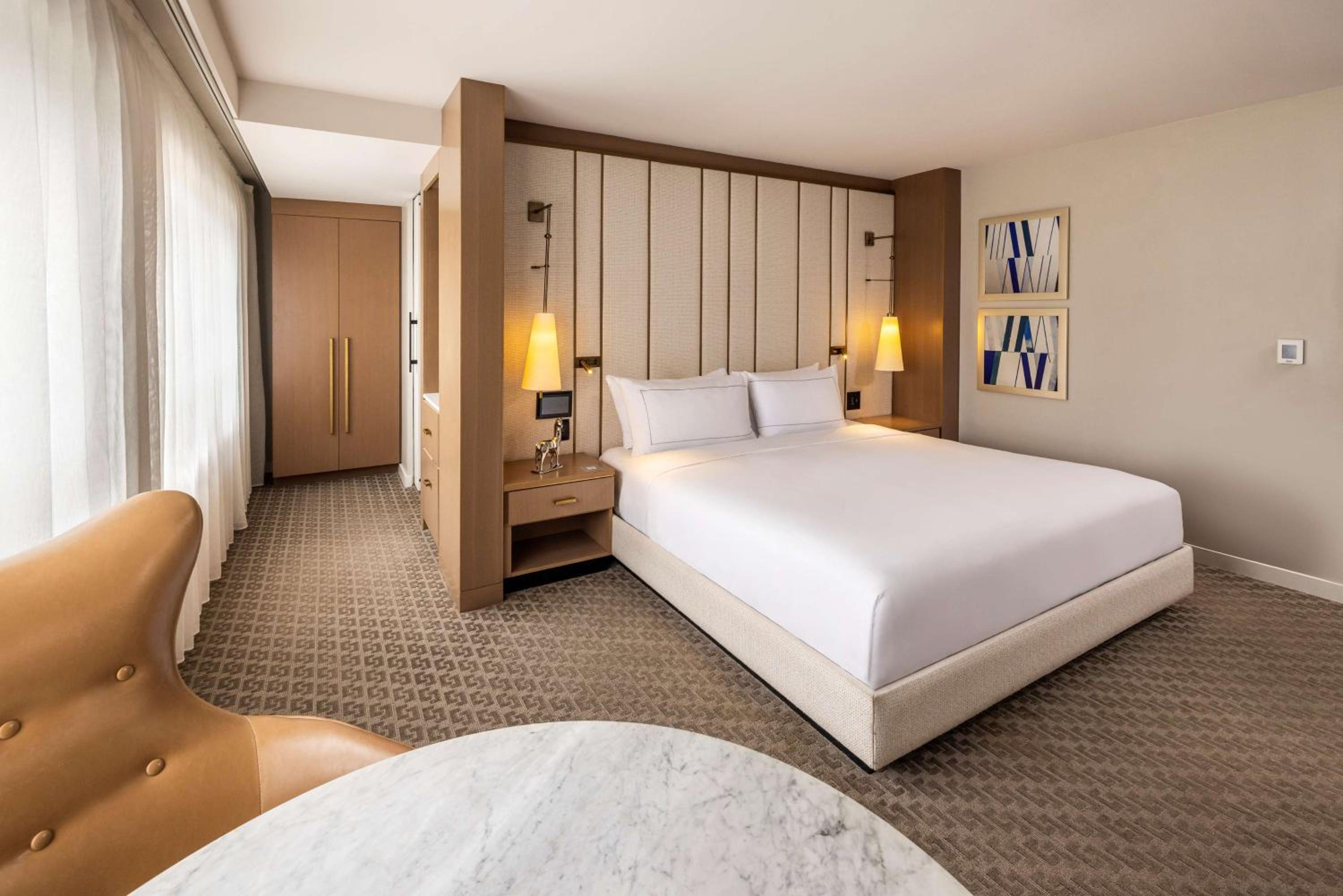 Deluxe King Room - Photo 10