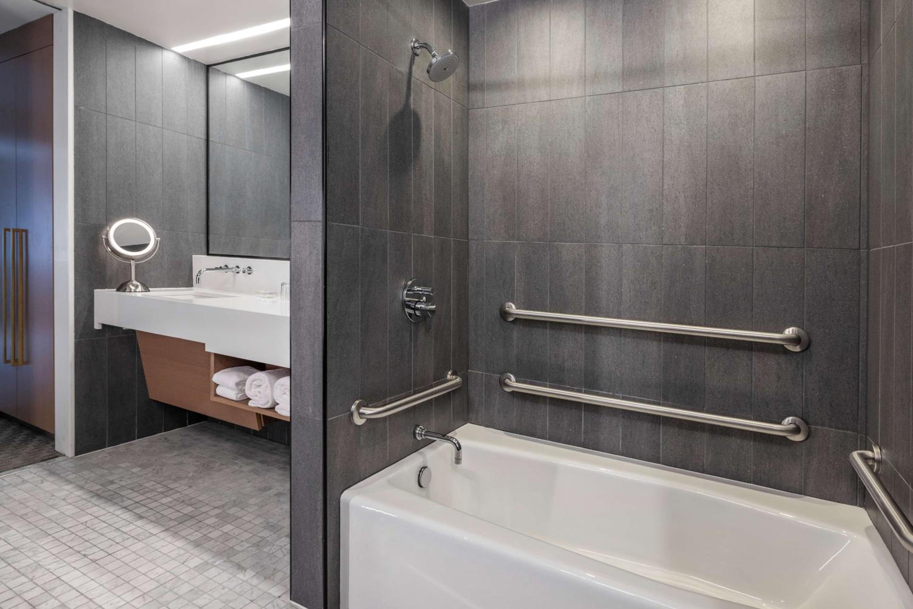 Premium King Room with Accessible Tub - Mobility and Hearing Access - Photo 3