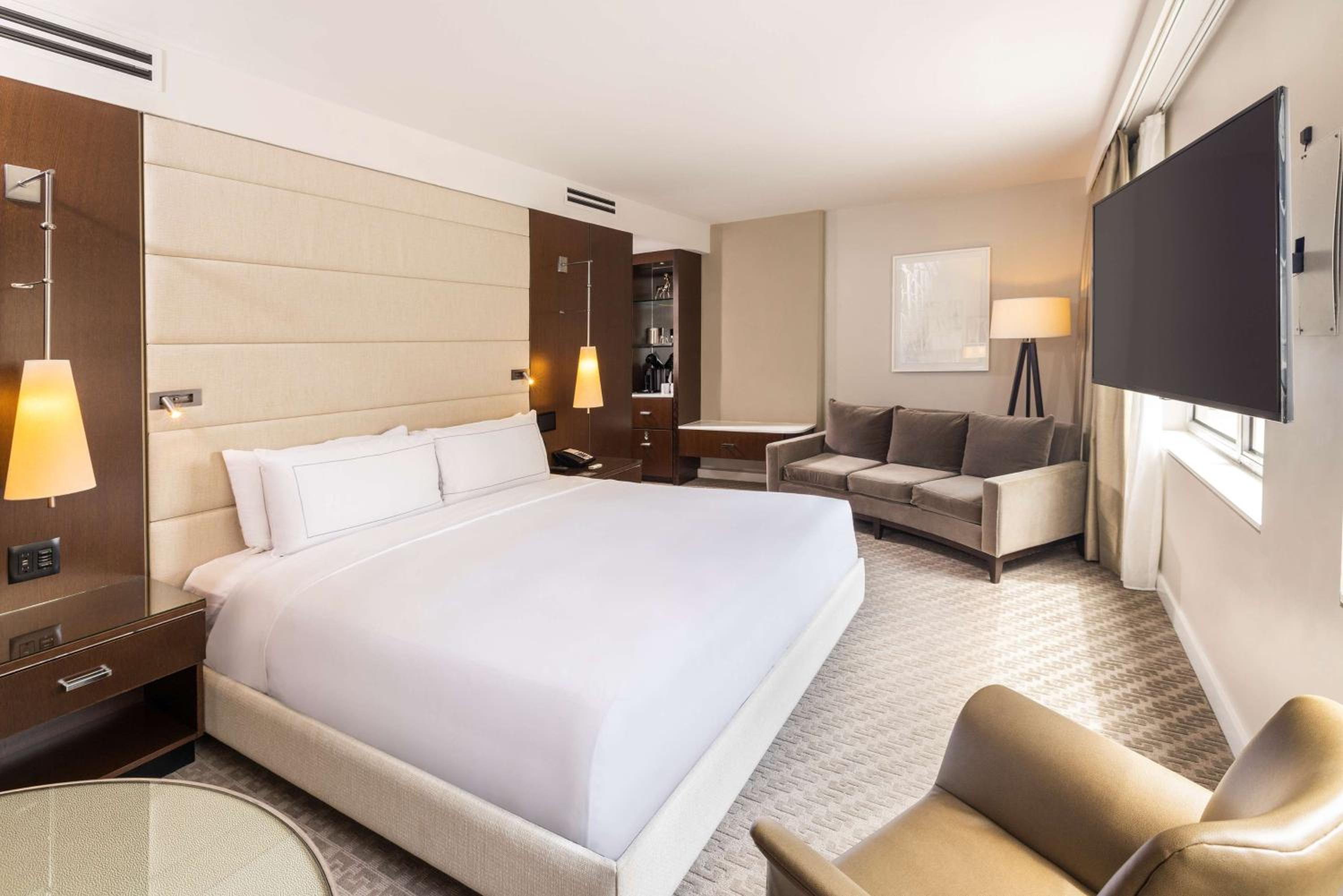 Premium King Room with Accessible Tub - Mobility and Hearing Access - Photo 5