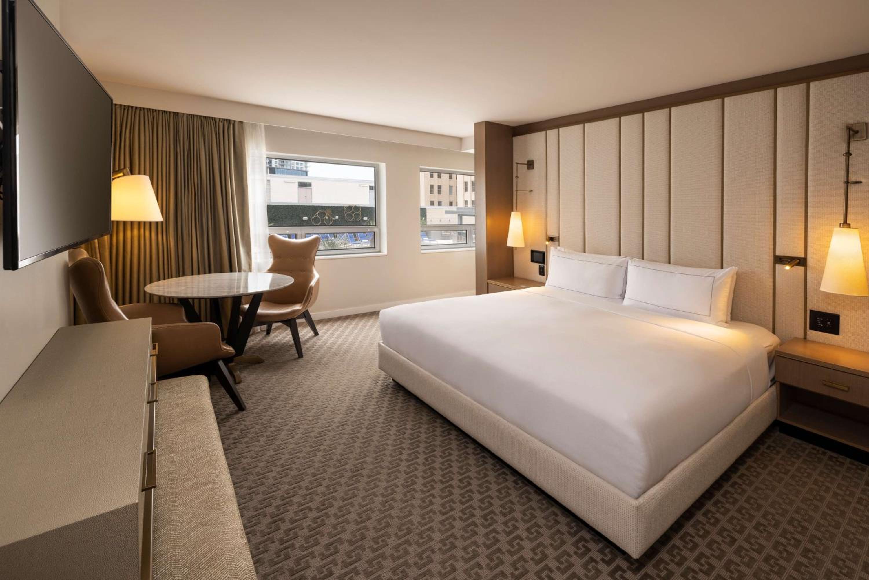 Deluxe King Room - Photo 9