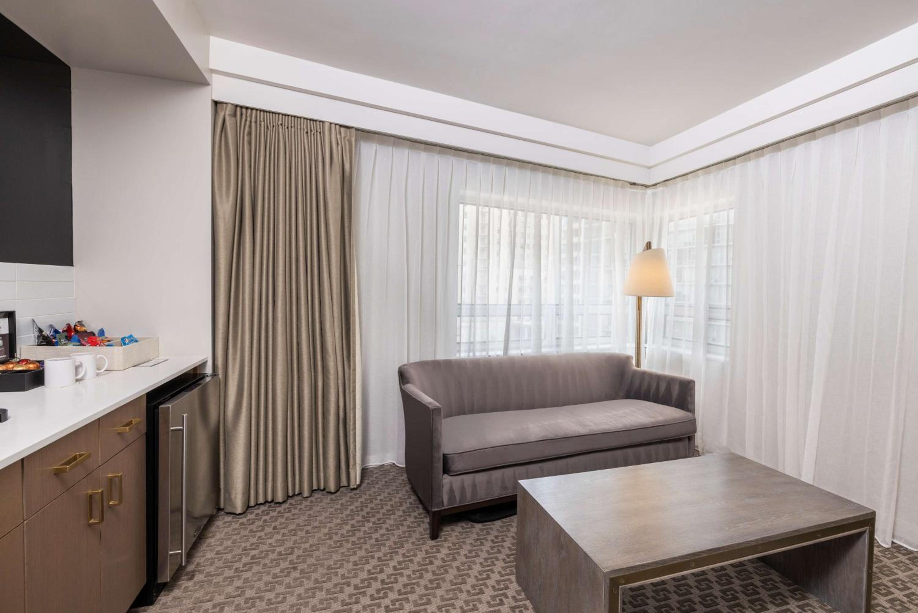 Premium King Room - Photo 8