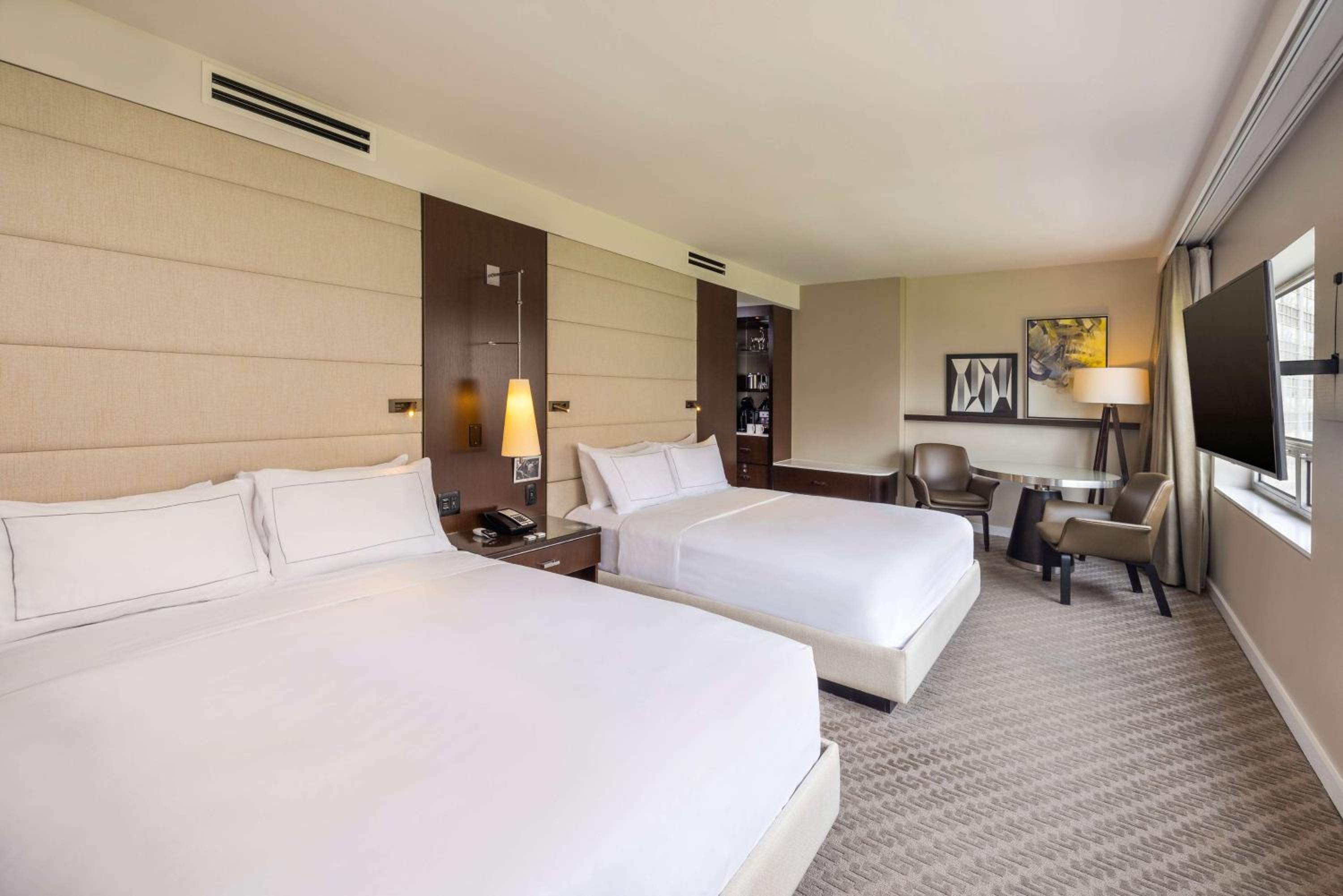 Premium Queen Room with Two Queen Beds - Photo 8