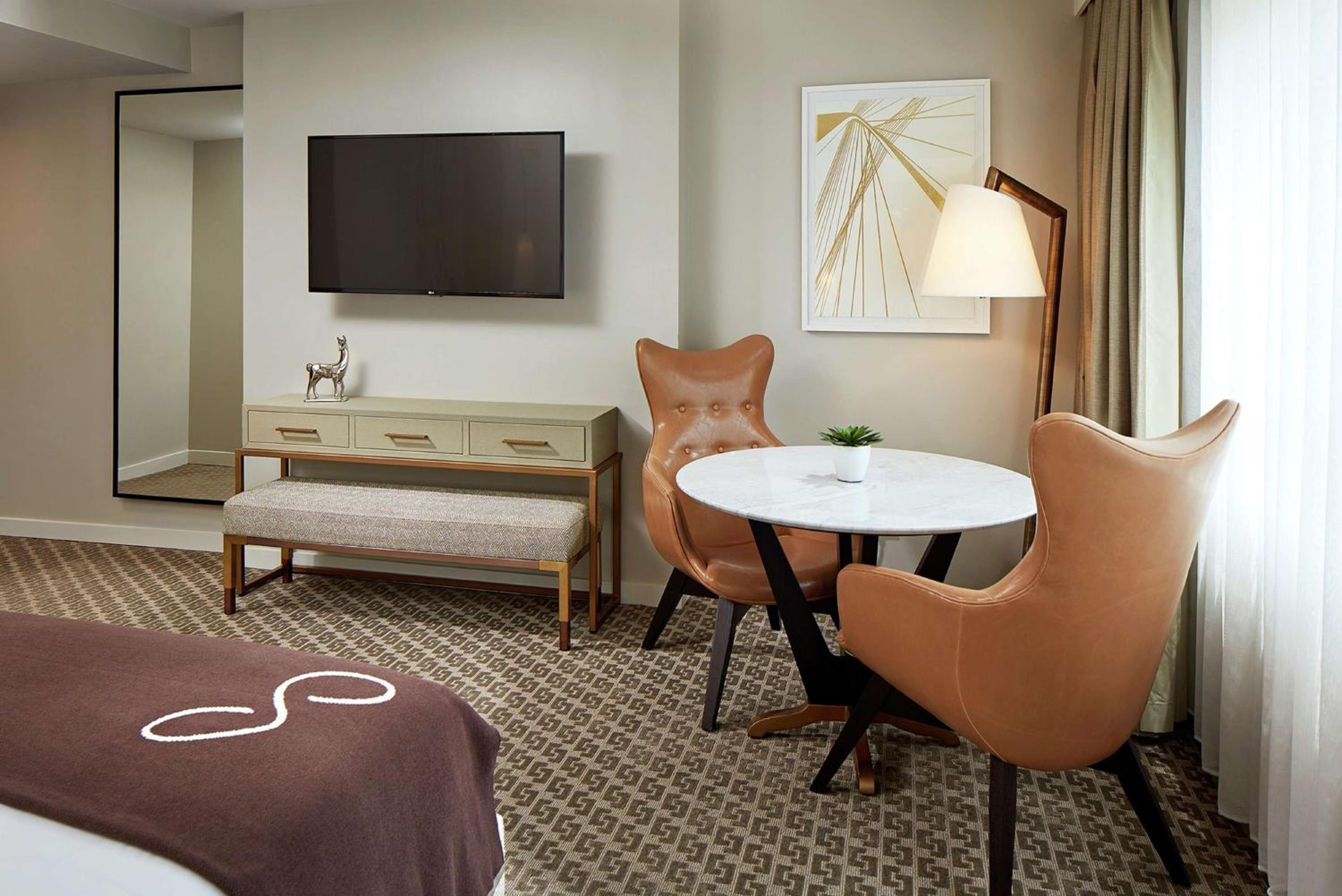 Deluxe King Room - Photo 12
