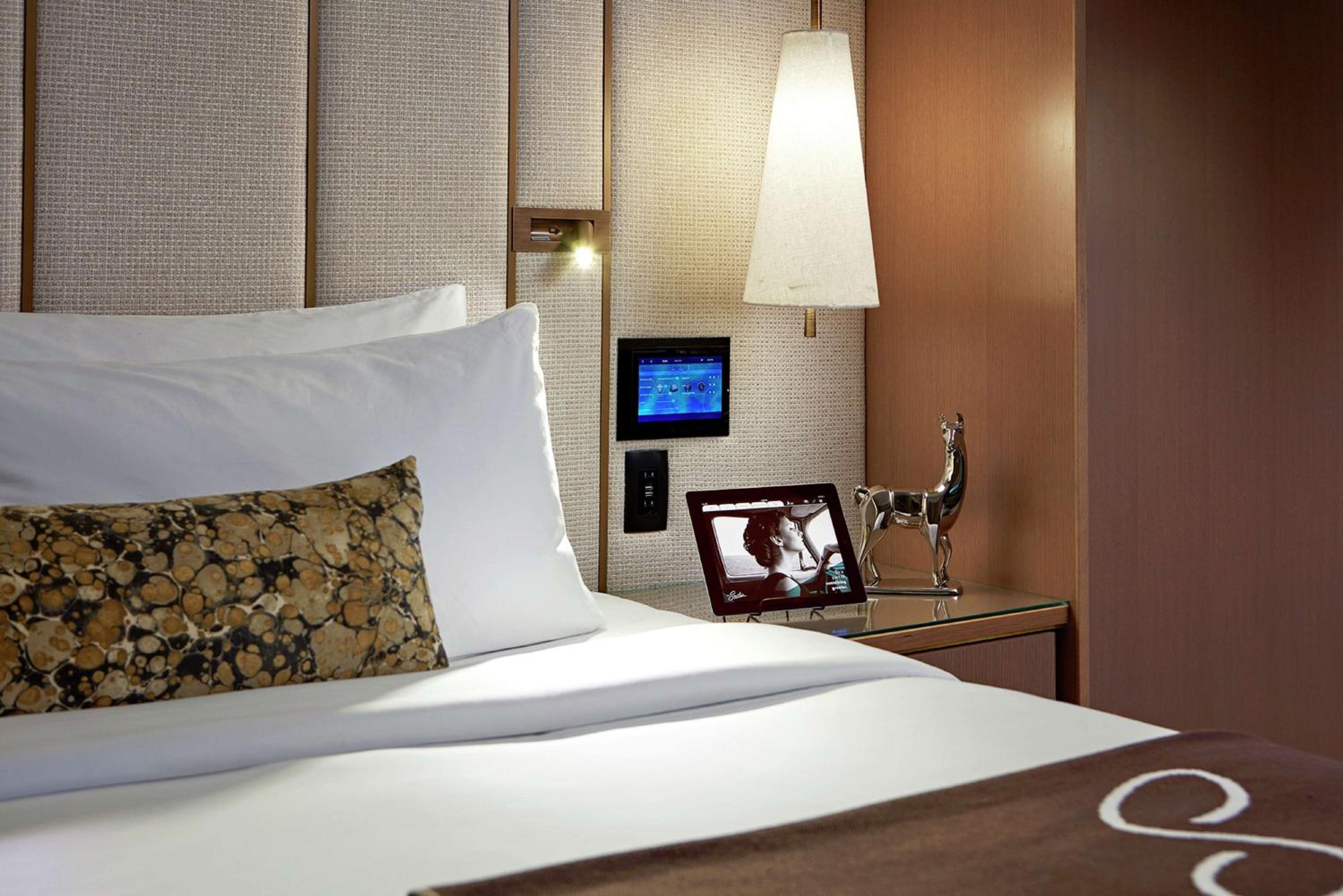 Deluxe King Room - Photo 13