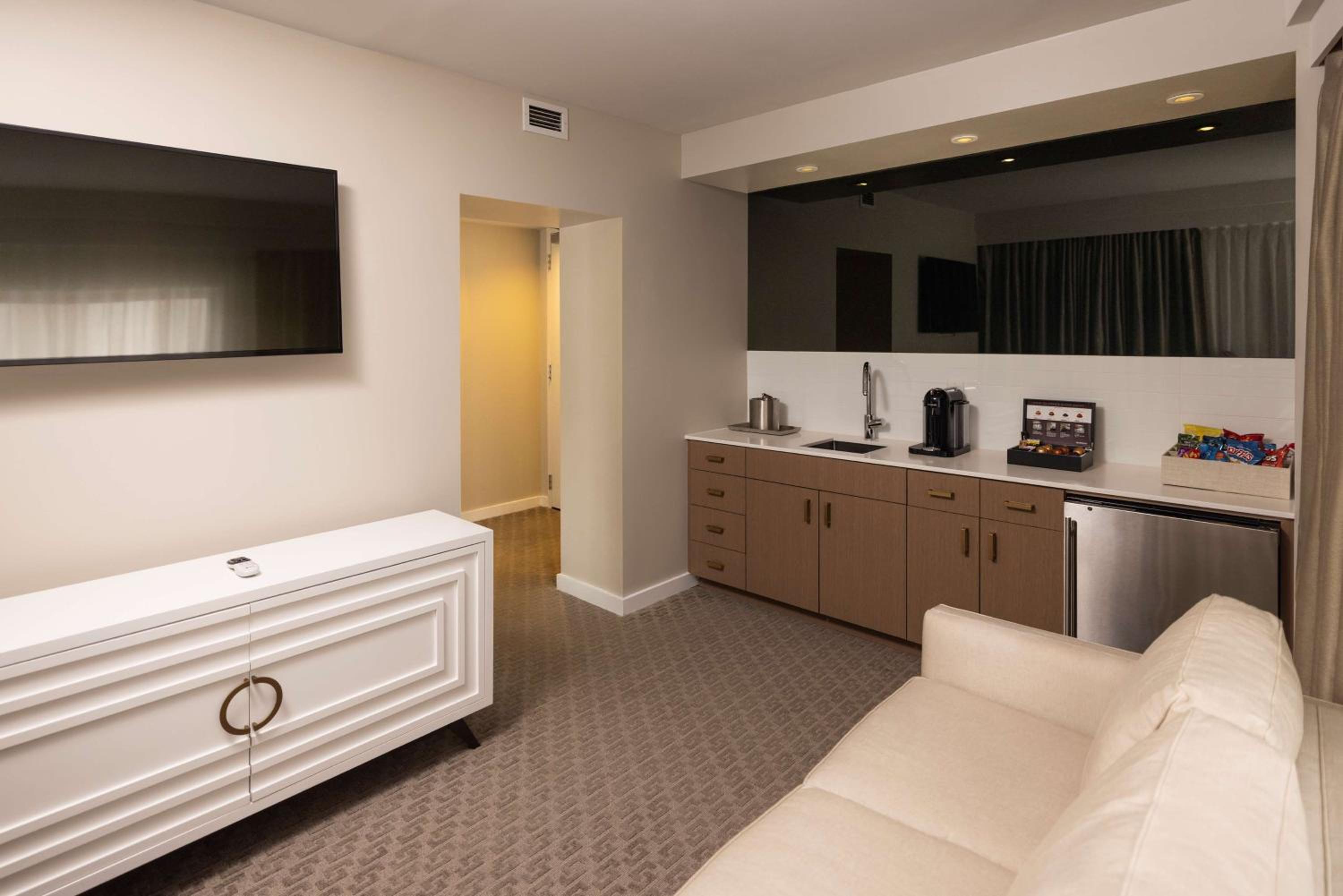 King Room with Living Area - Photo 2